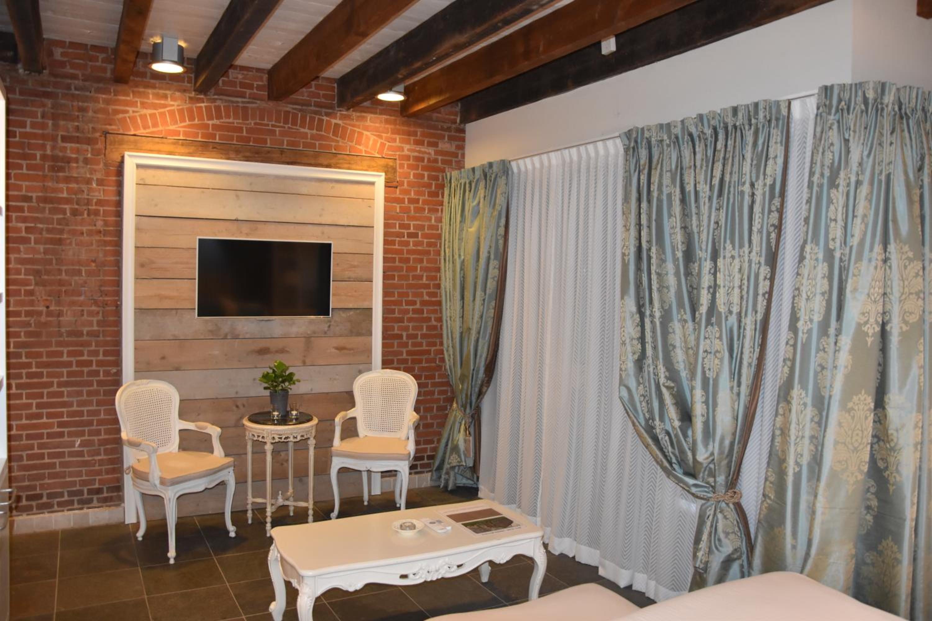 Deluxe Double Room With Shower photo 3