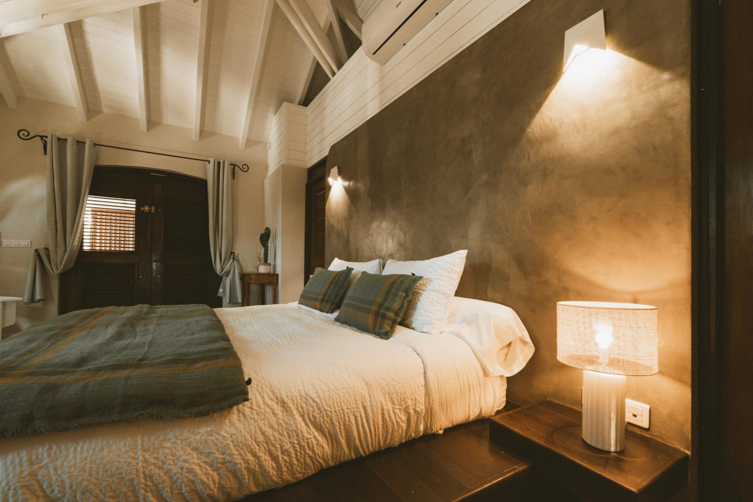 Deluxe Suite with Spa Bath - Photo 8