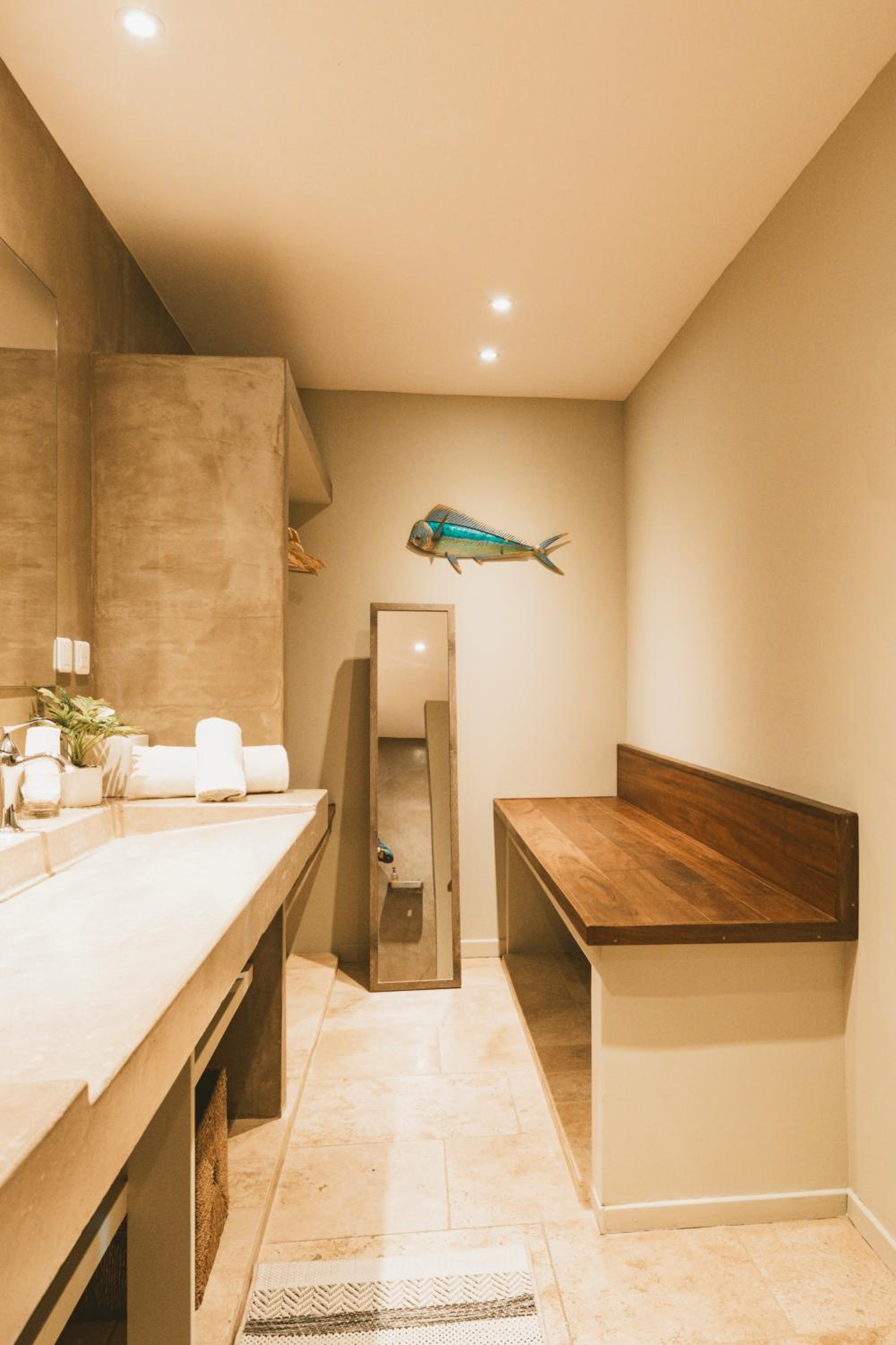 Deluxe Suite with Spa Bath - Photo 10