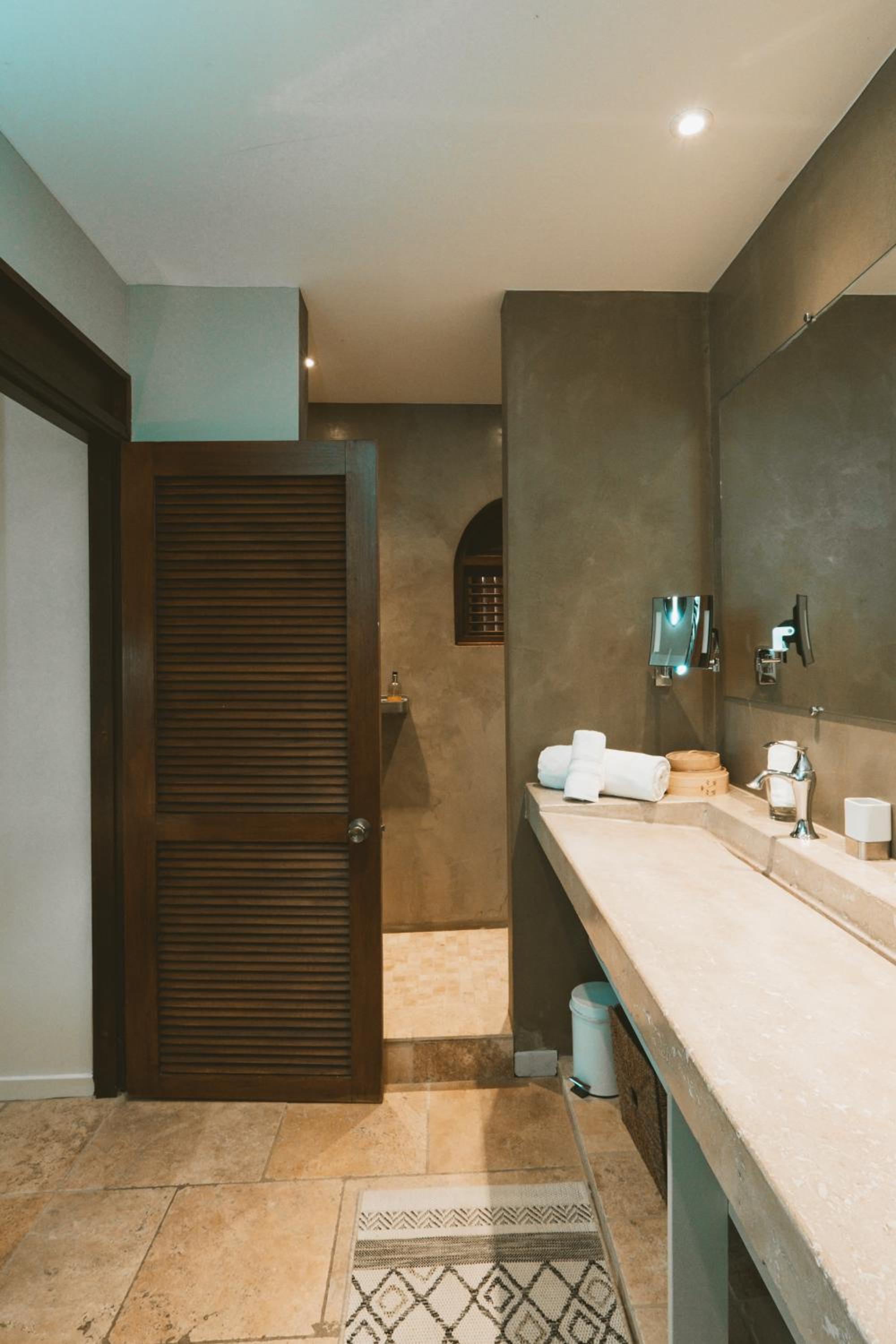 Deluxe Suite with Spa Bath - Photo 12