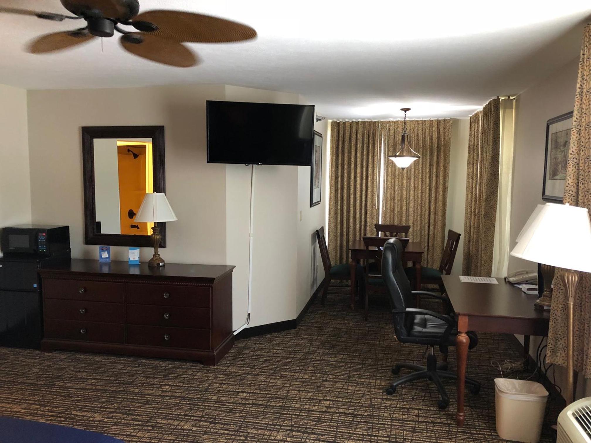 Deluxe Room with One King Bed - Balcony with Water View - Non-Smoking - Photo 4
