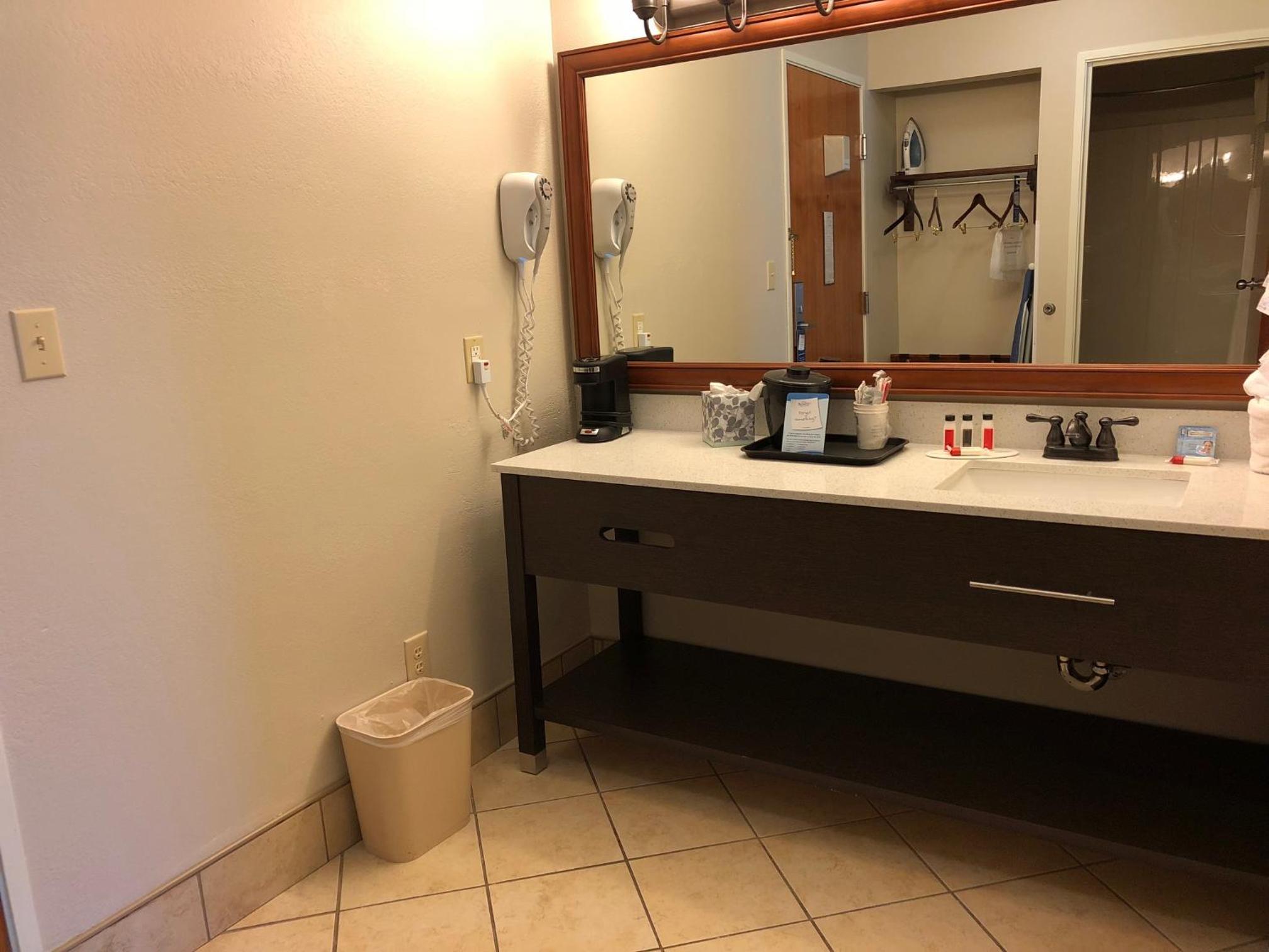 Deluxe Room with One King Bed - Balcony with Water View - Non-Smoking - Photo 3