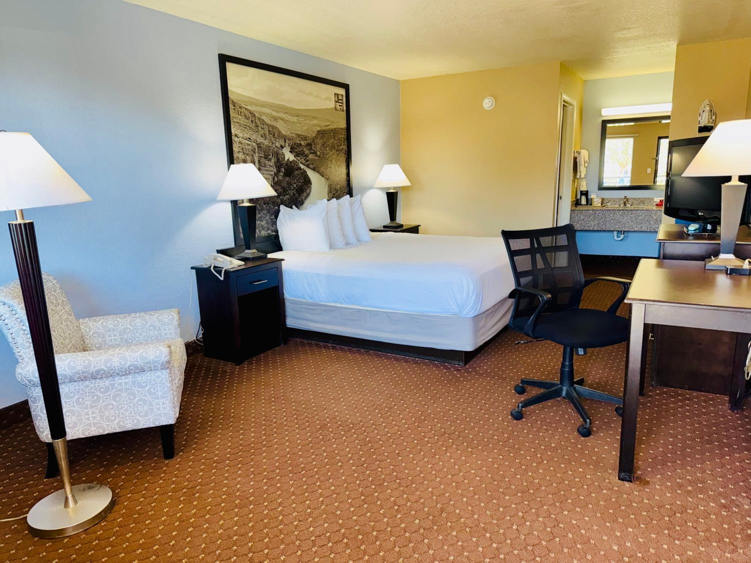 King Room - Non-Smoking - Photo 1