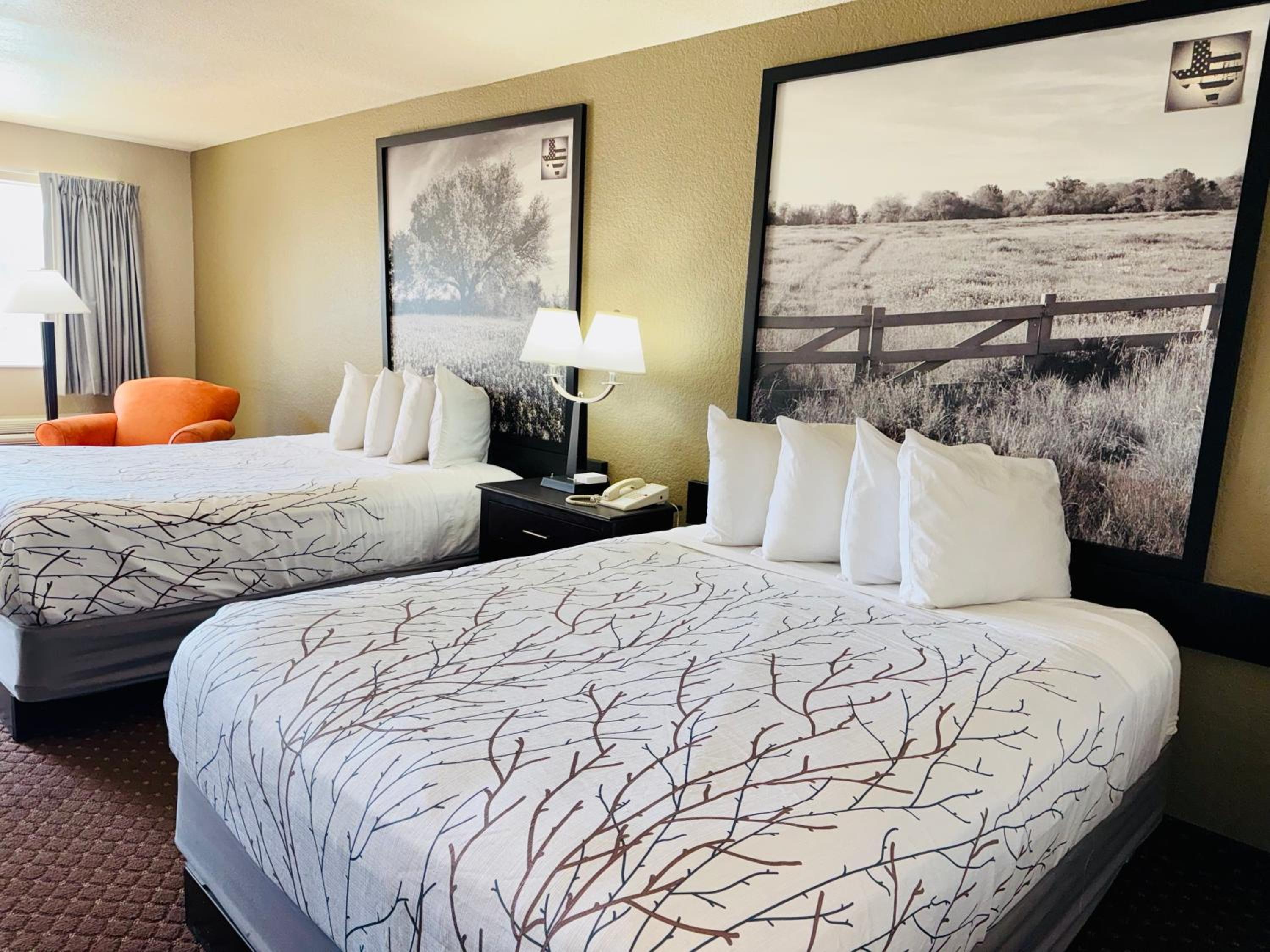 Queen Room with Two Queen Beds - Photo 2