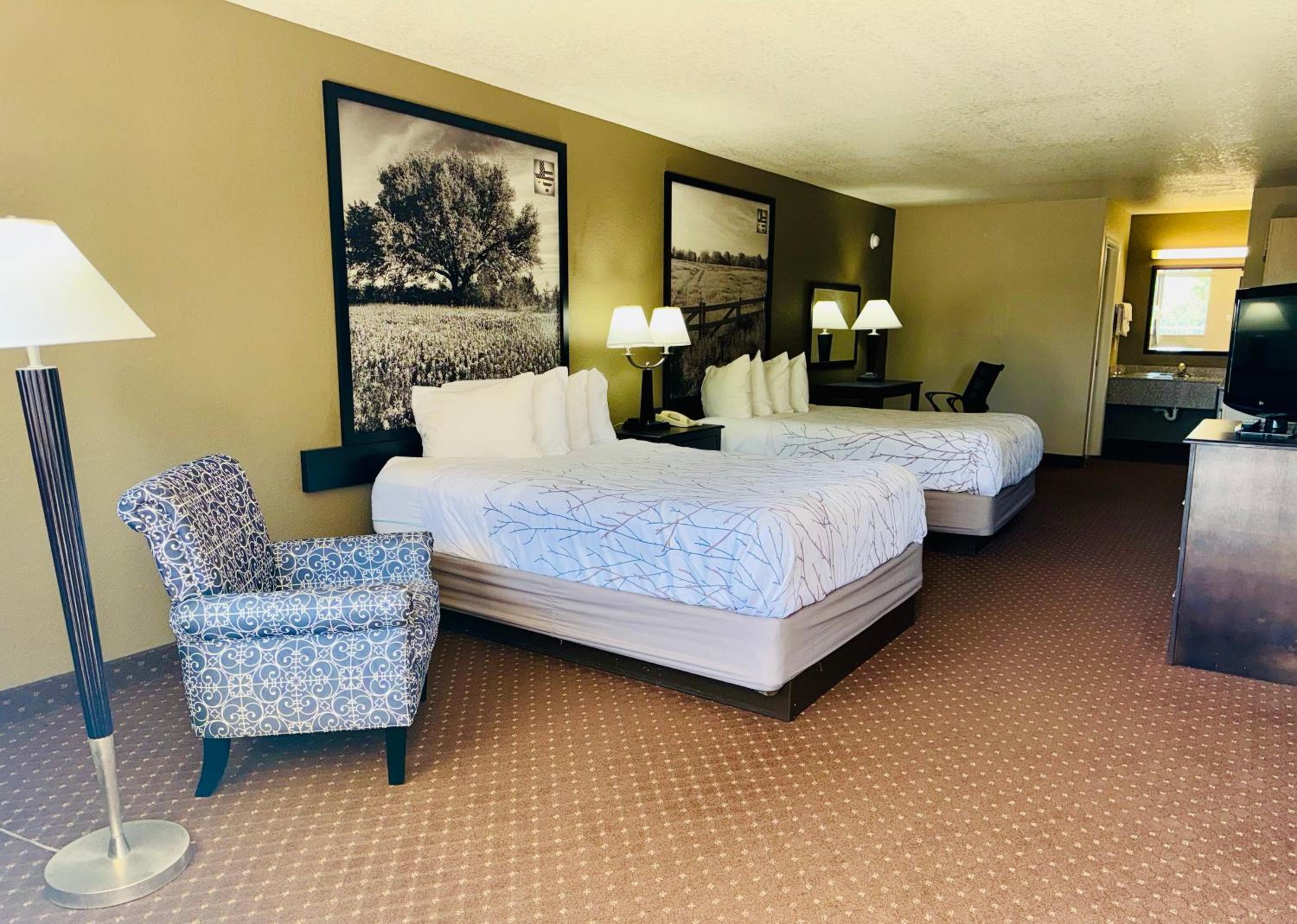 Queen Suite with Two Queen Beds - Non-Smoking - Photo 1