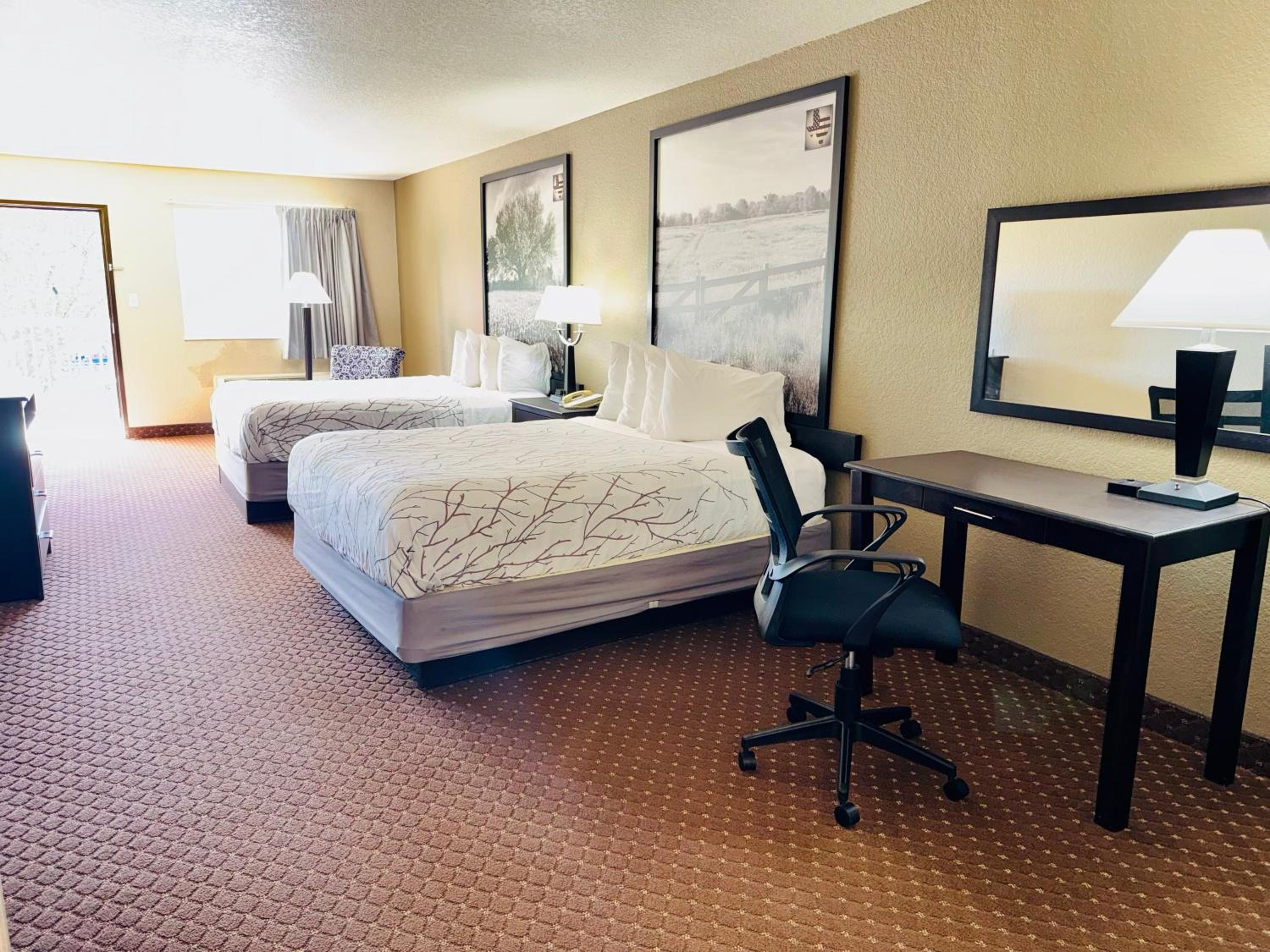 Queen Suite with Two Queen Beds - Non-Smoking - Photo 2