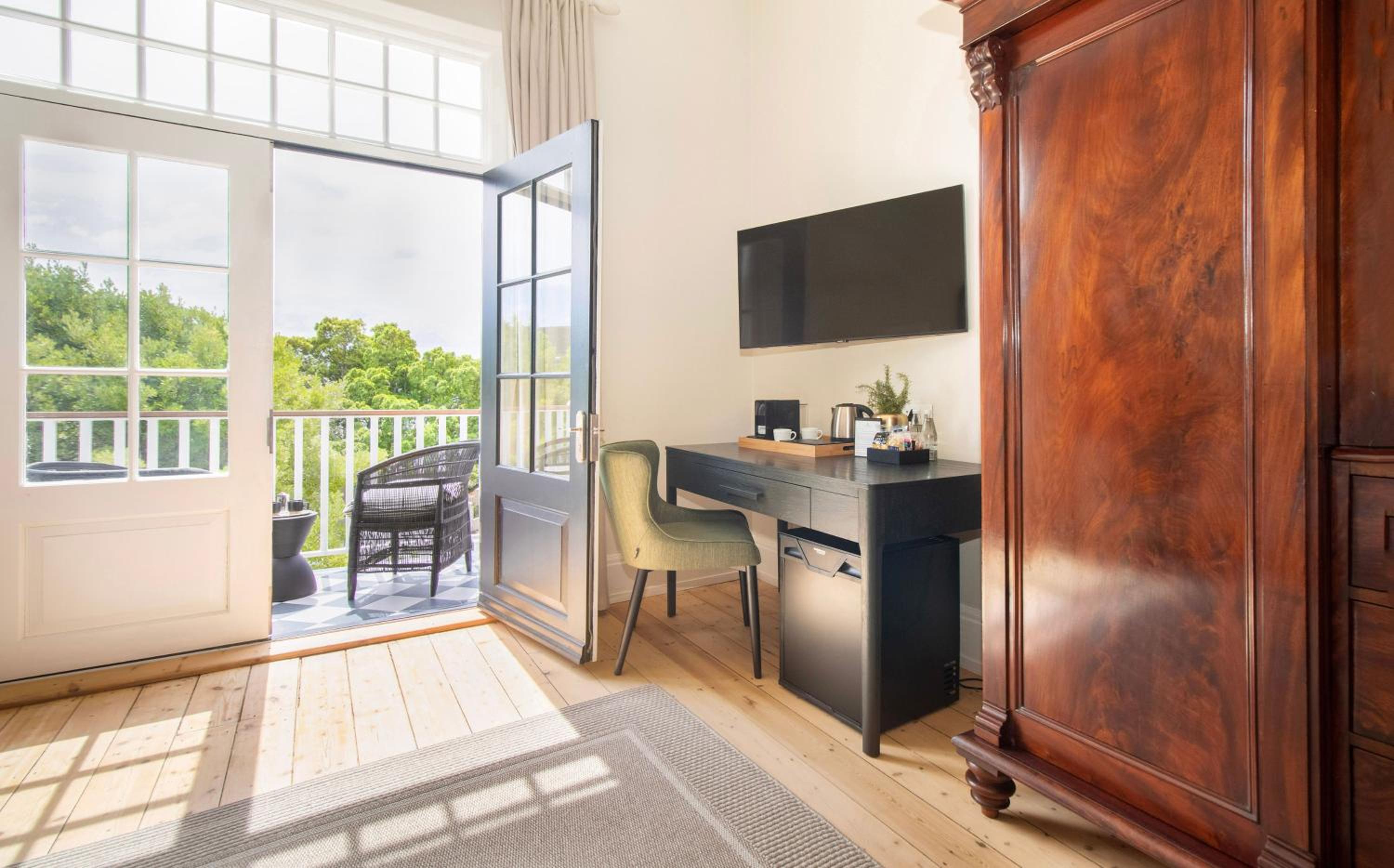 Deluxe Double Room with Balcony and Sea View photo 3