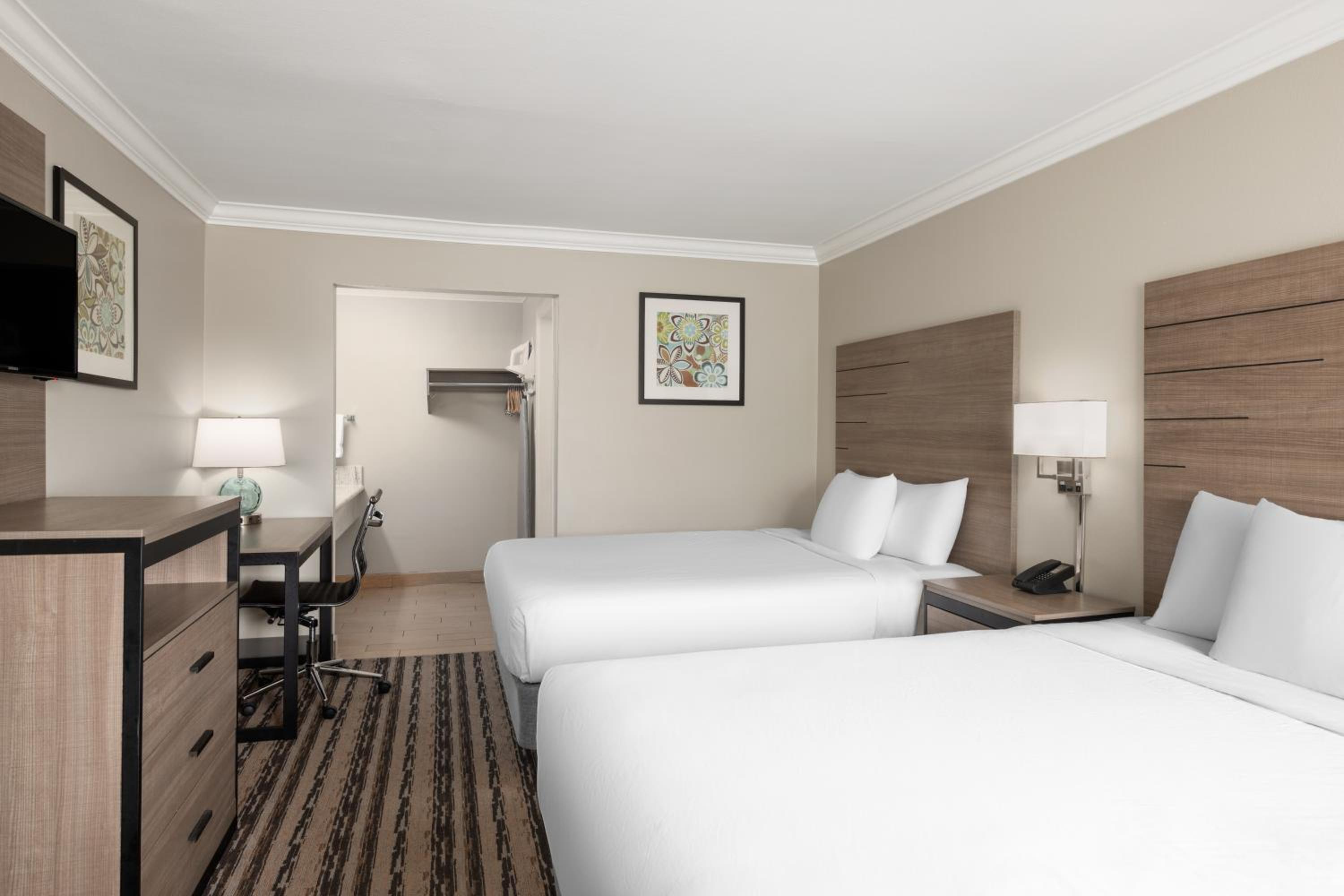 Queen Room with Two Queen Beds - Non-Smoking - Photo 1