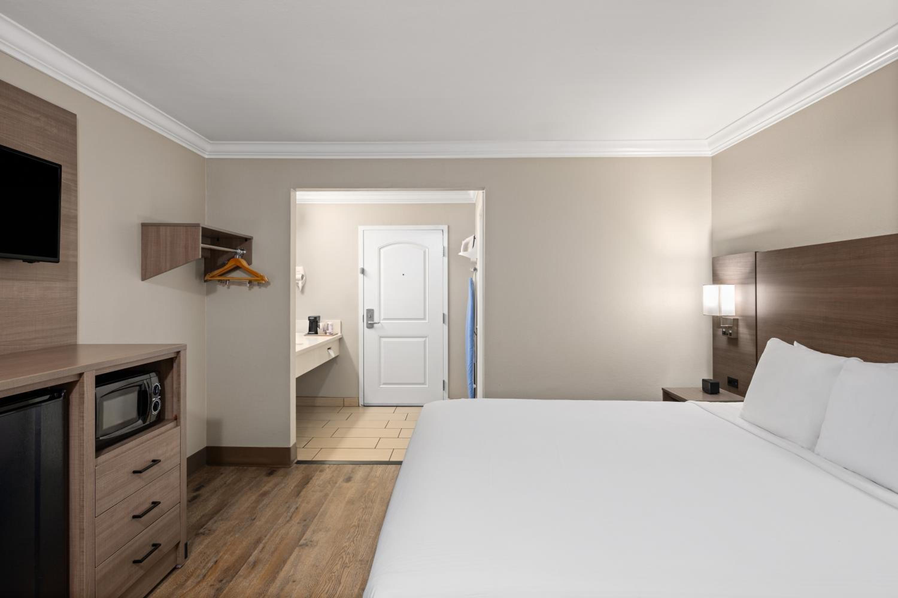 King Room - Non-Smoking - Photo 5
