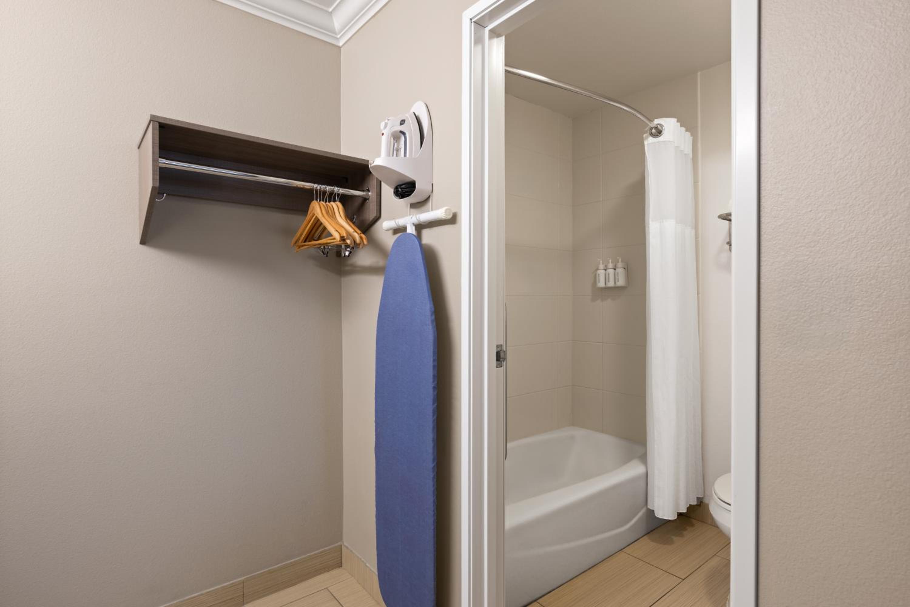 Deluxe Queen Room with Two Queen Beds - Photo 3