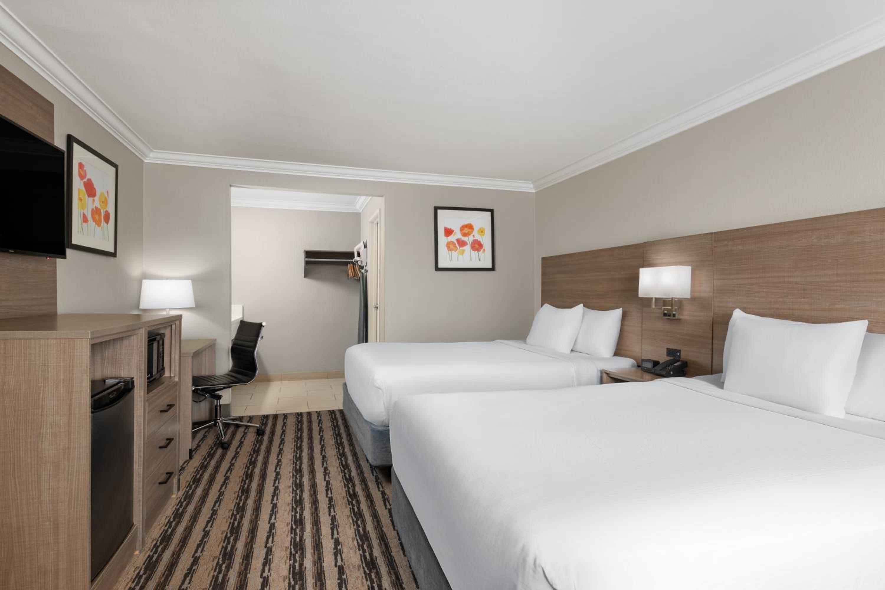 Deluxe Queen Room with Two Queen Beds - Photo 2