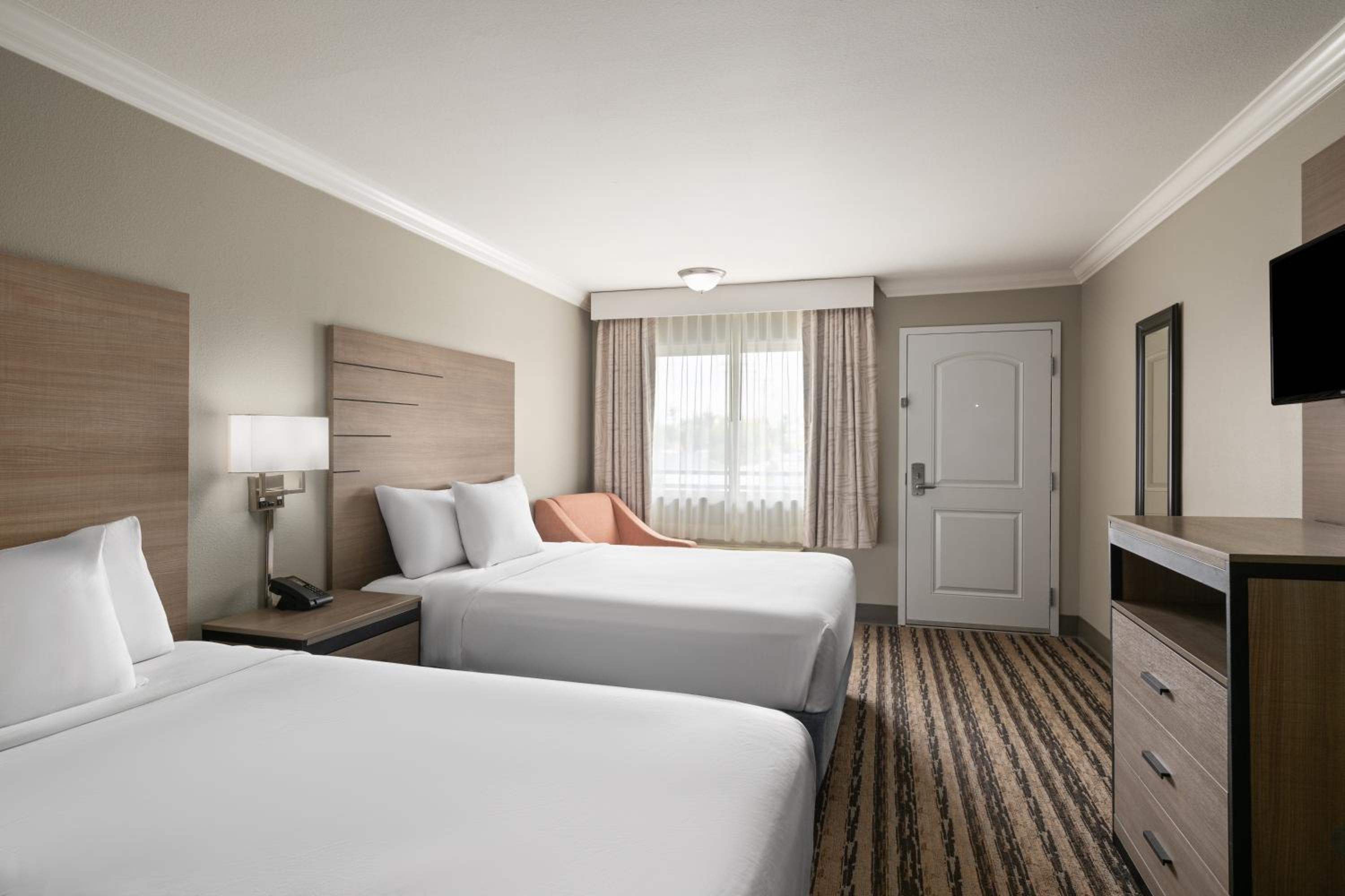 Queen Room with Two Queen Beds - Non-Smoking - Photo 3