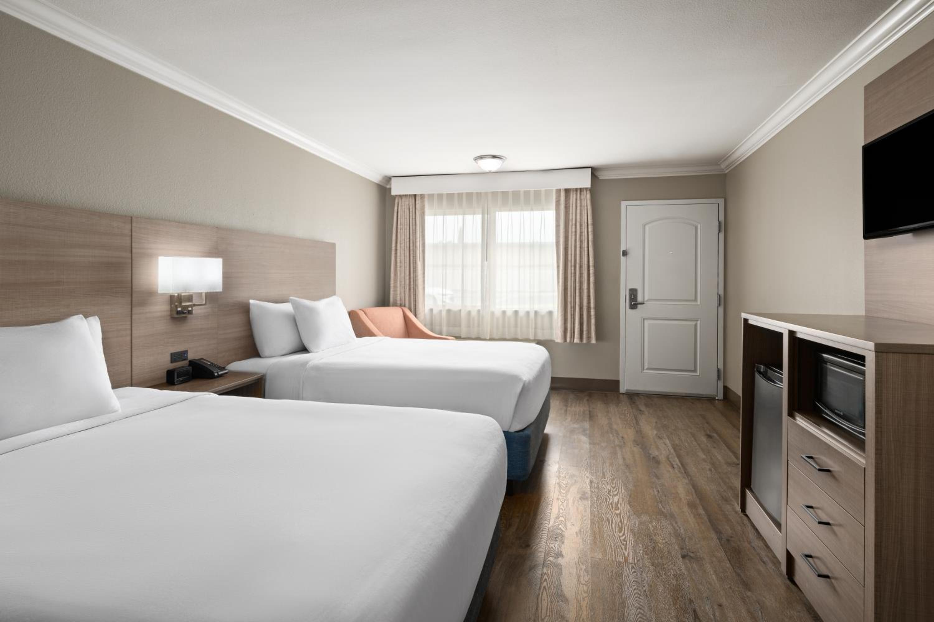 Deluxe Queen Room with Two Queen Beds - Photo 5