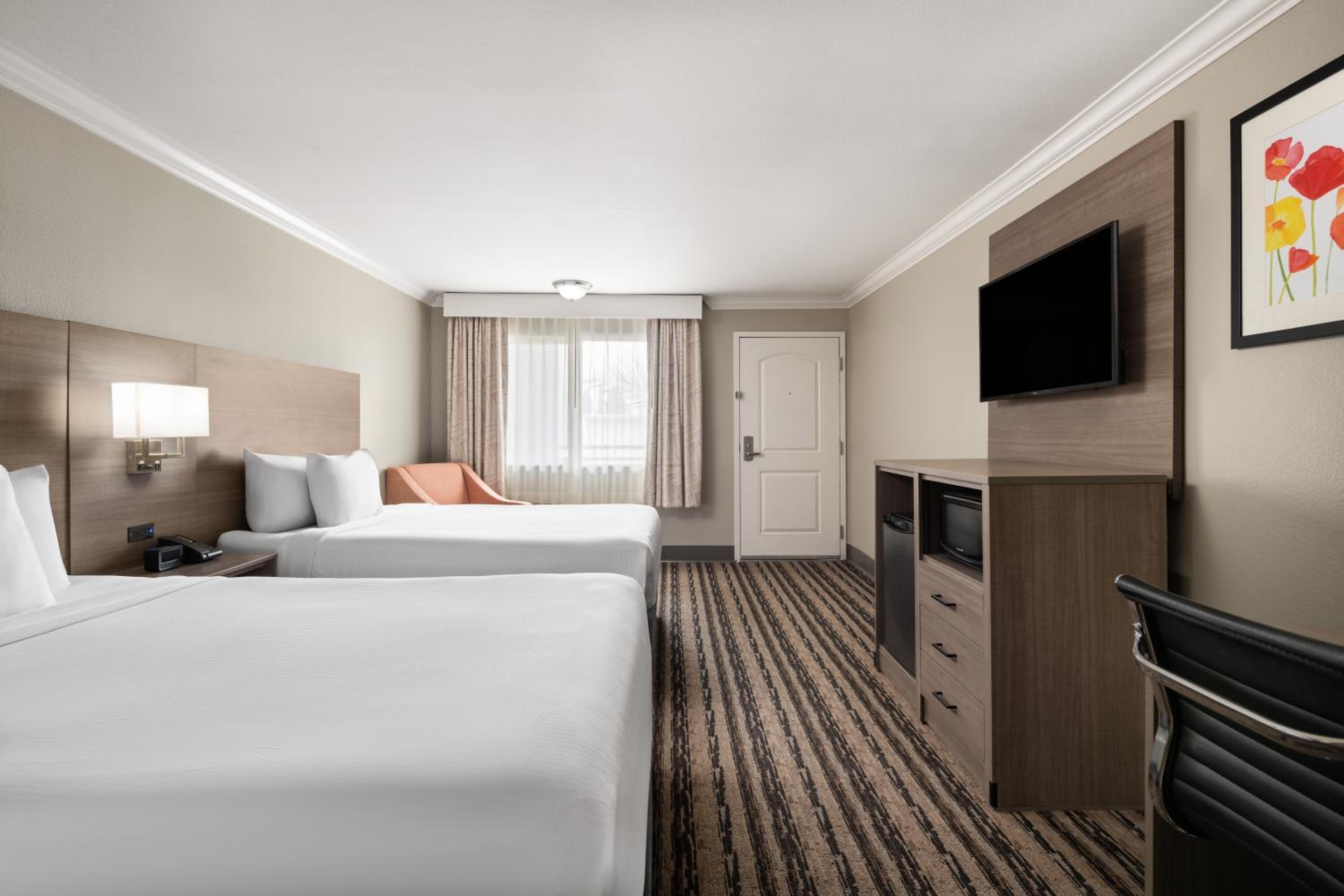 Deluxe Queen Room with Two Queen Beds - Photo 4