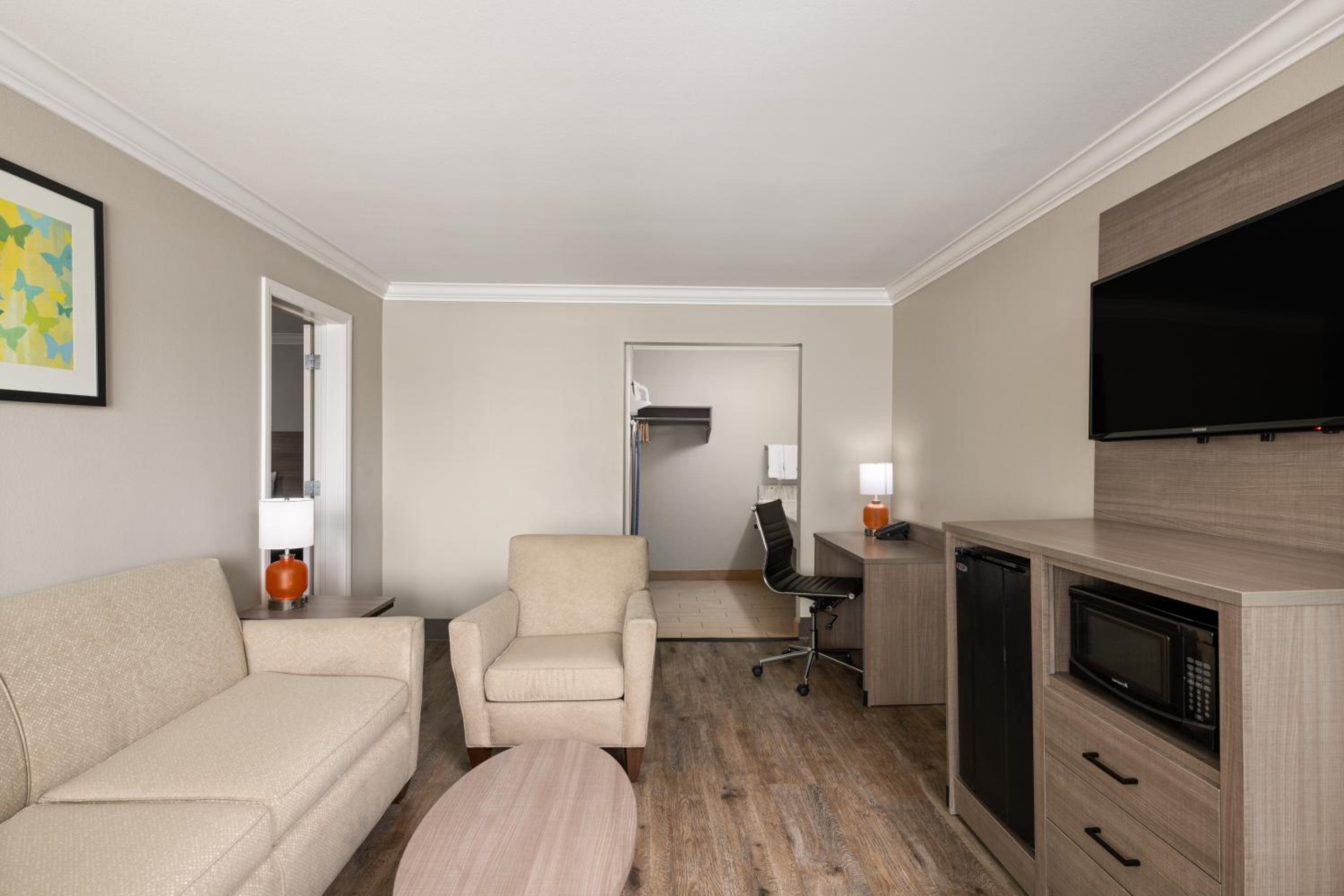 Queen Suite - Non-Smoking - Photo 5