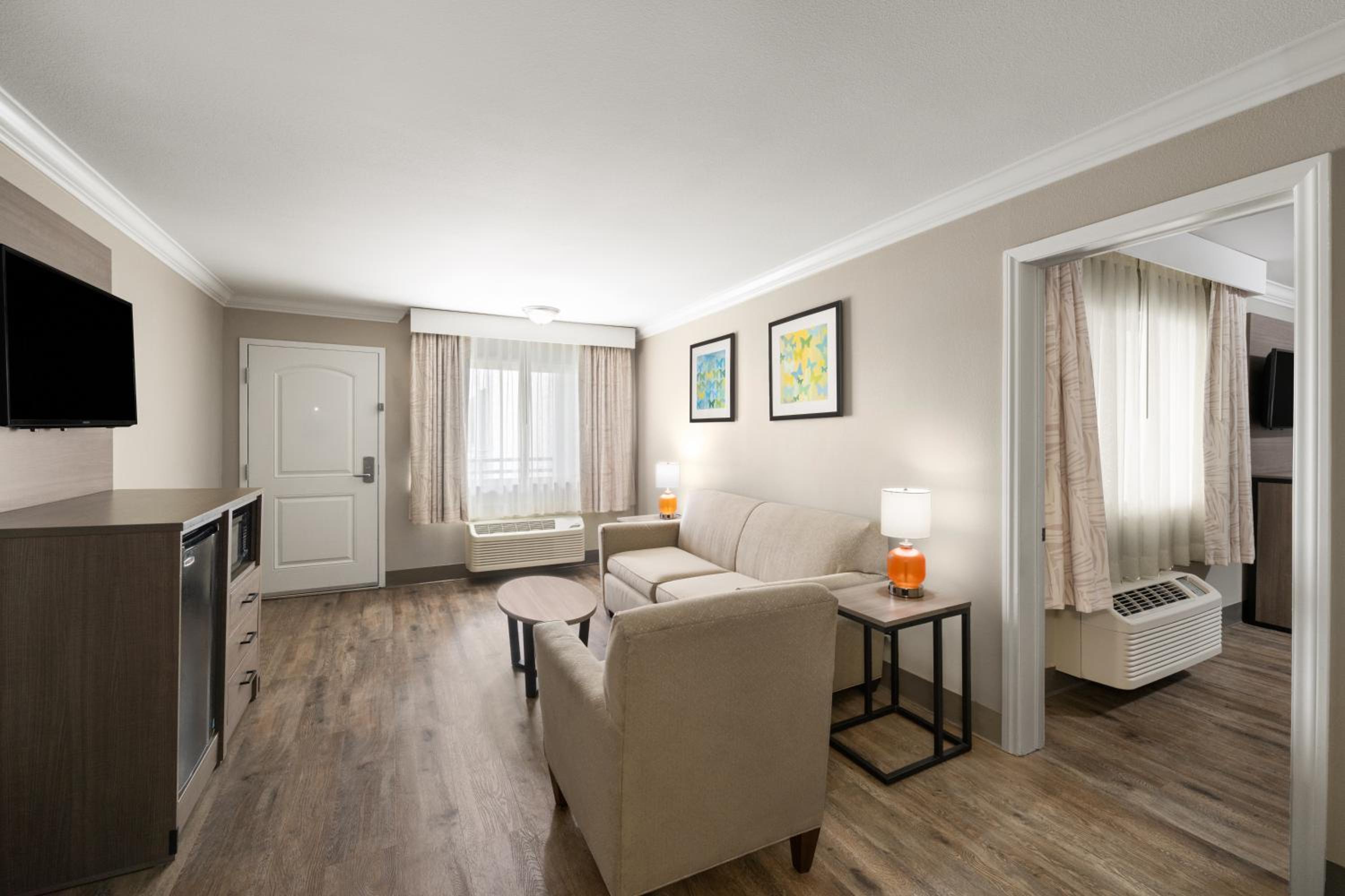 Queen Suite - Non-Smoking - Photo 2