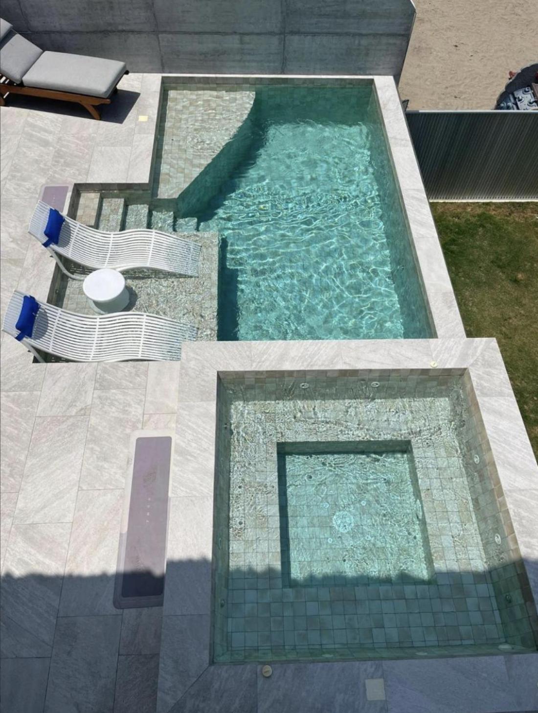 Five-Bedroom House photo 1
