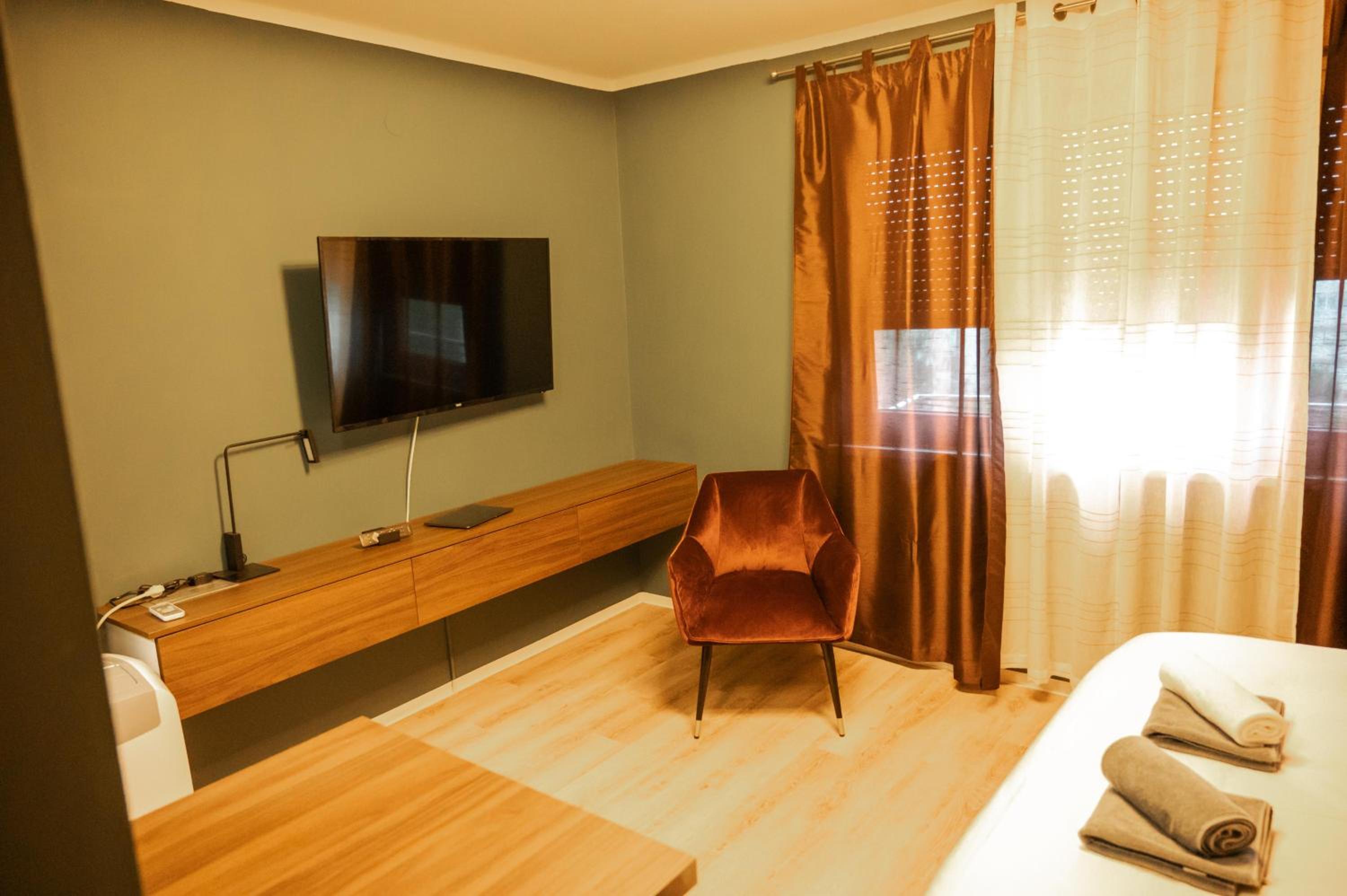 One-Bedroom Apartment photo 1