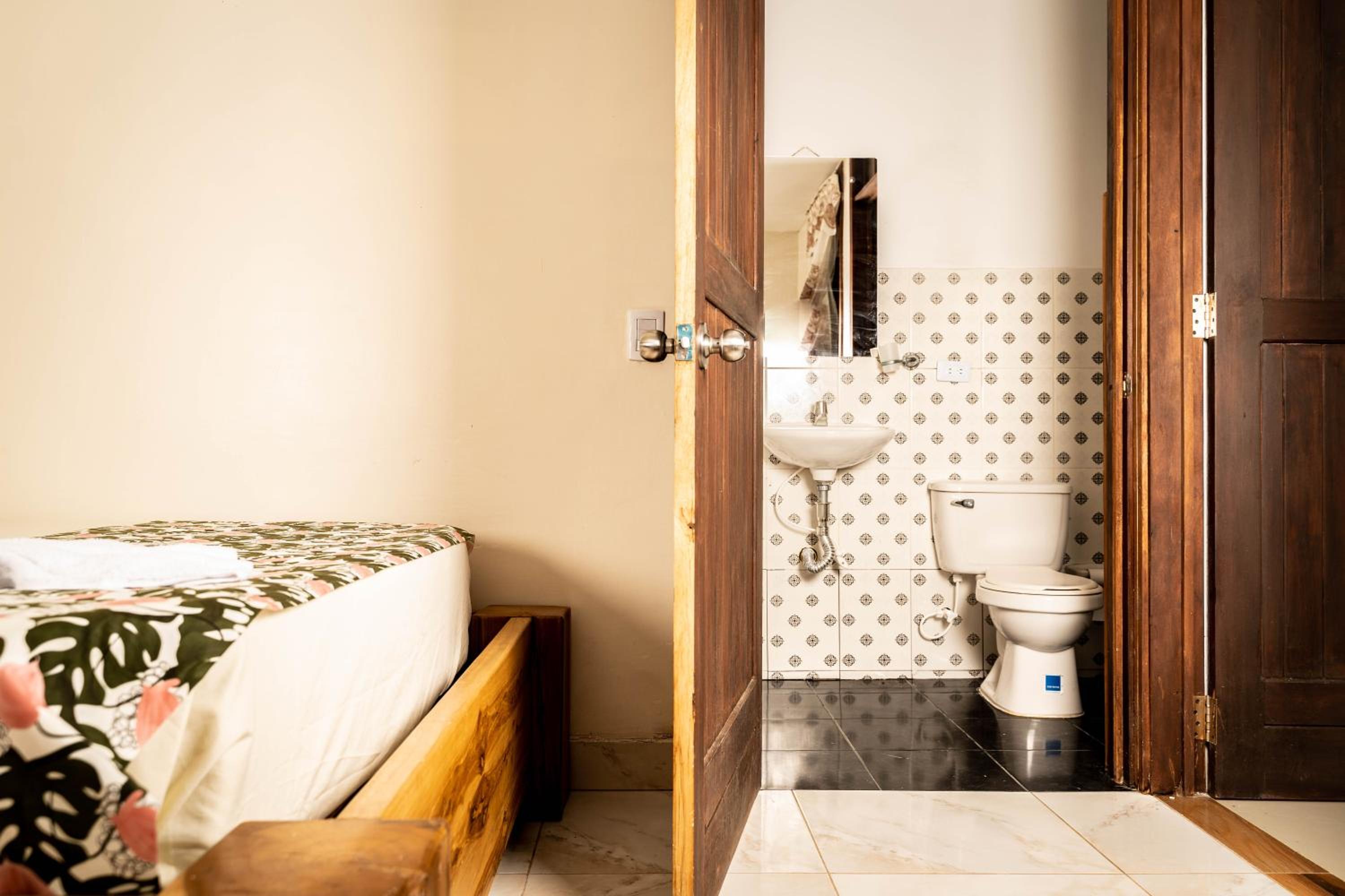 Standard Twin Room with Shared Bathroom photo 3