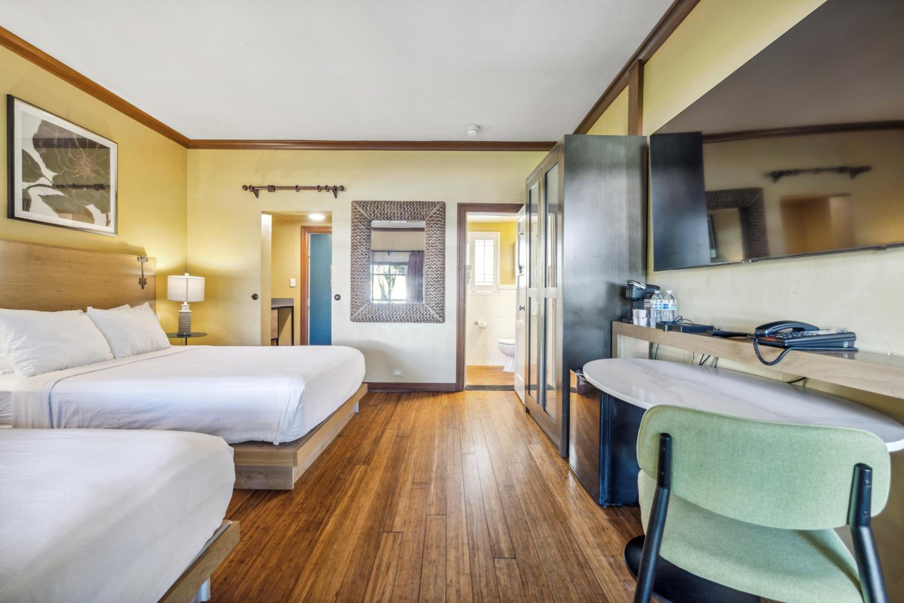 Queen Room with Two Queen Beds - Non Smoking photo 1