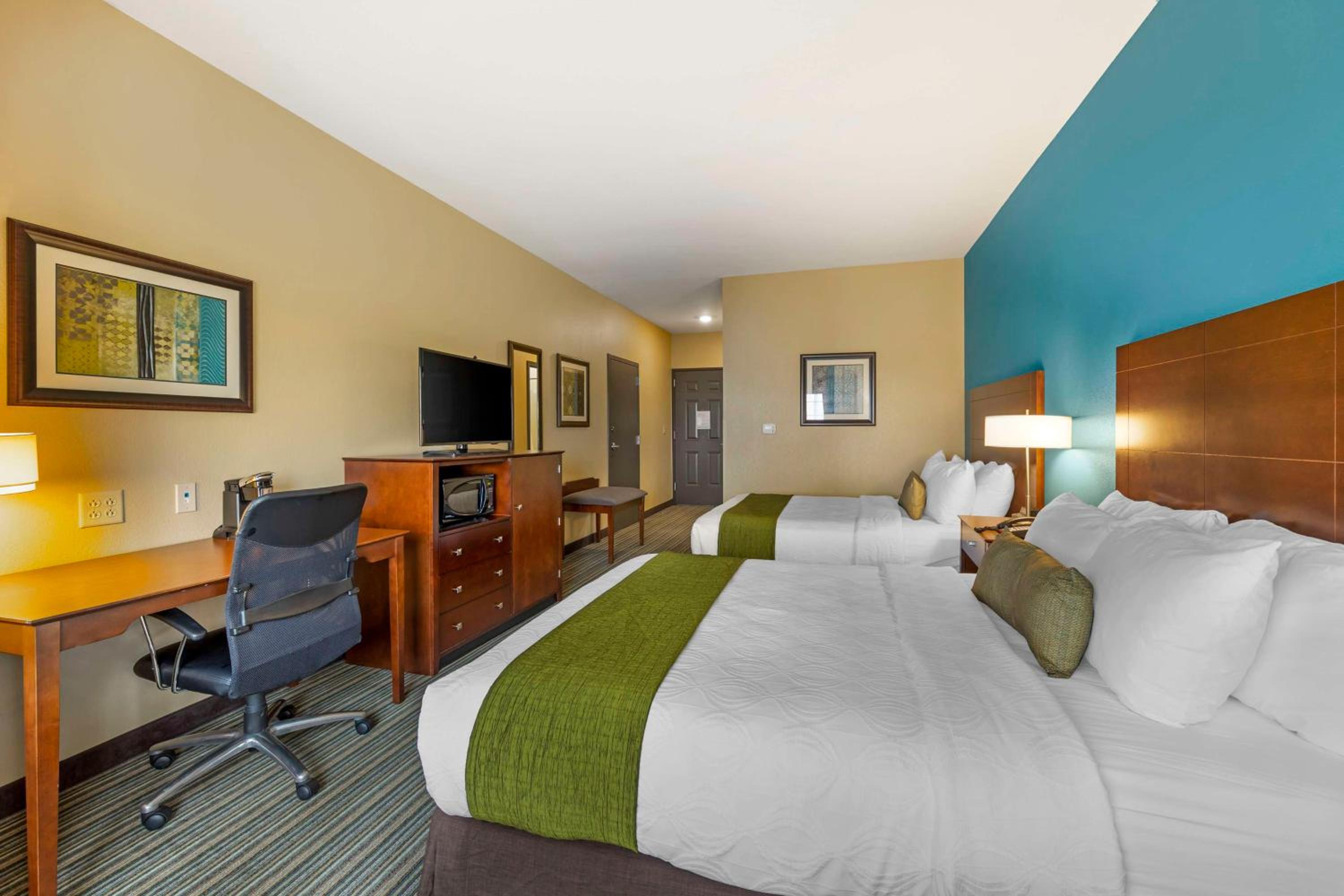 Queen Room with Two Queen Beds photo 3