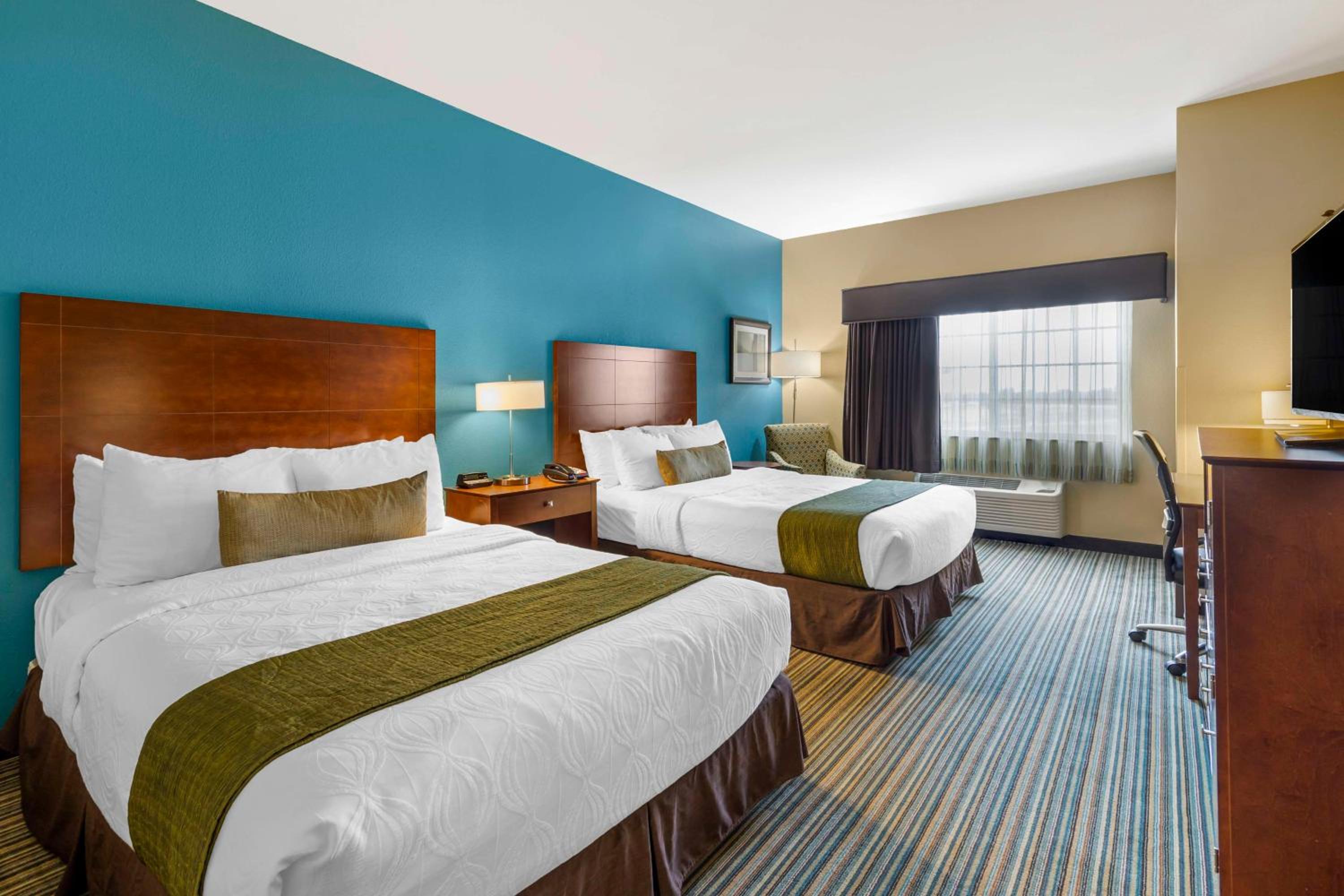Queen Room with Two Queen Beds photo 2