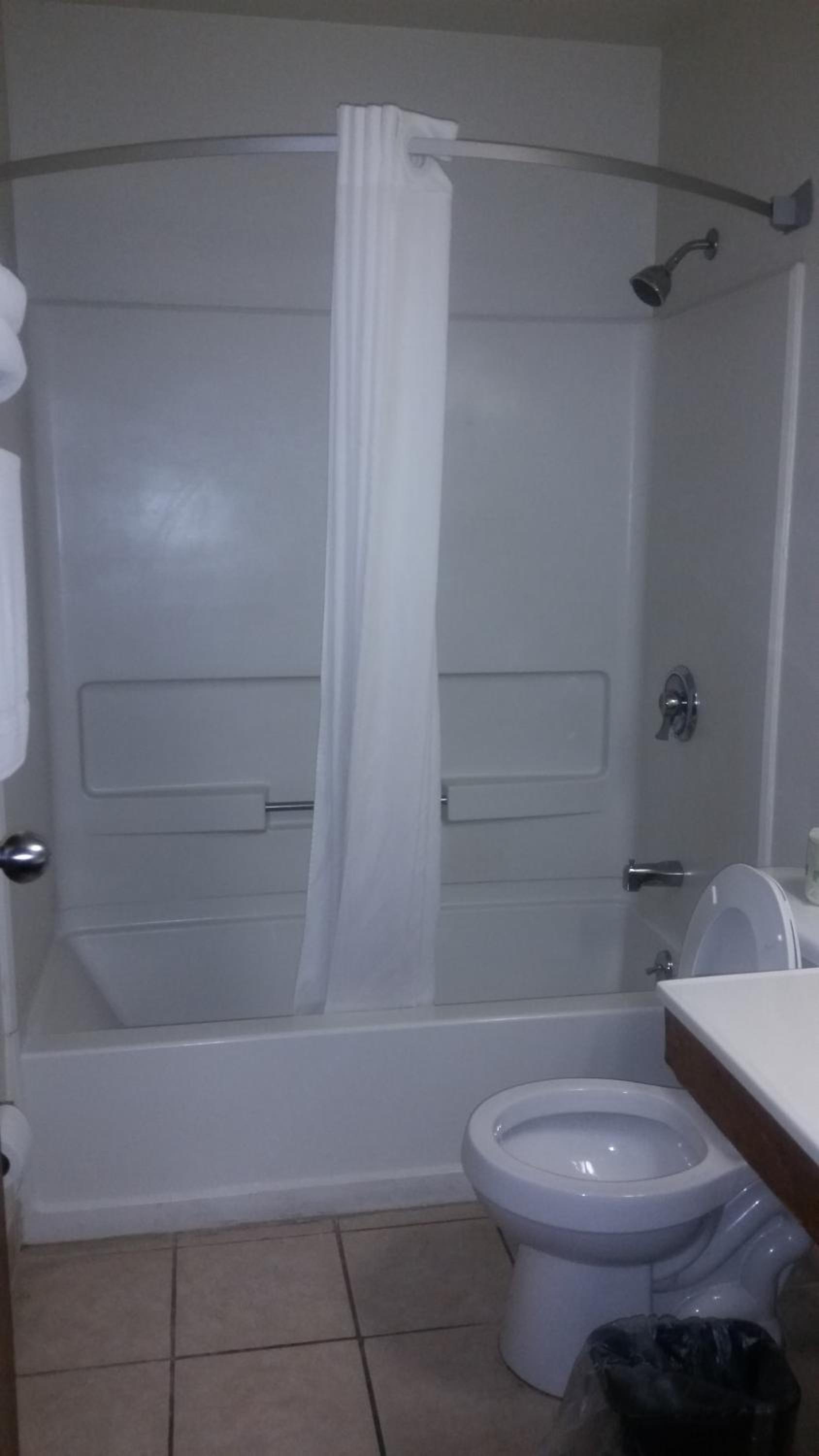 Queen Room with Two Queen Beds - Non-Smoking - Photo 3