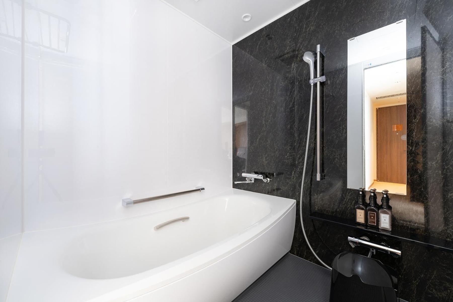 Deluxe King Room with Panoramic City View - Photo 8