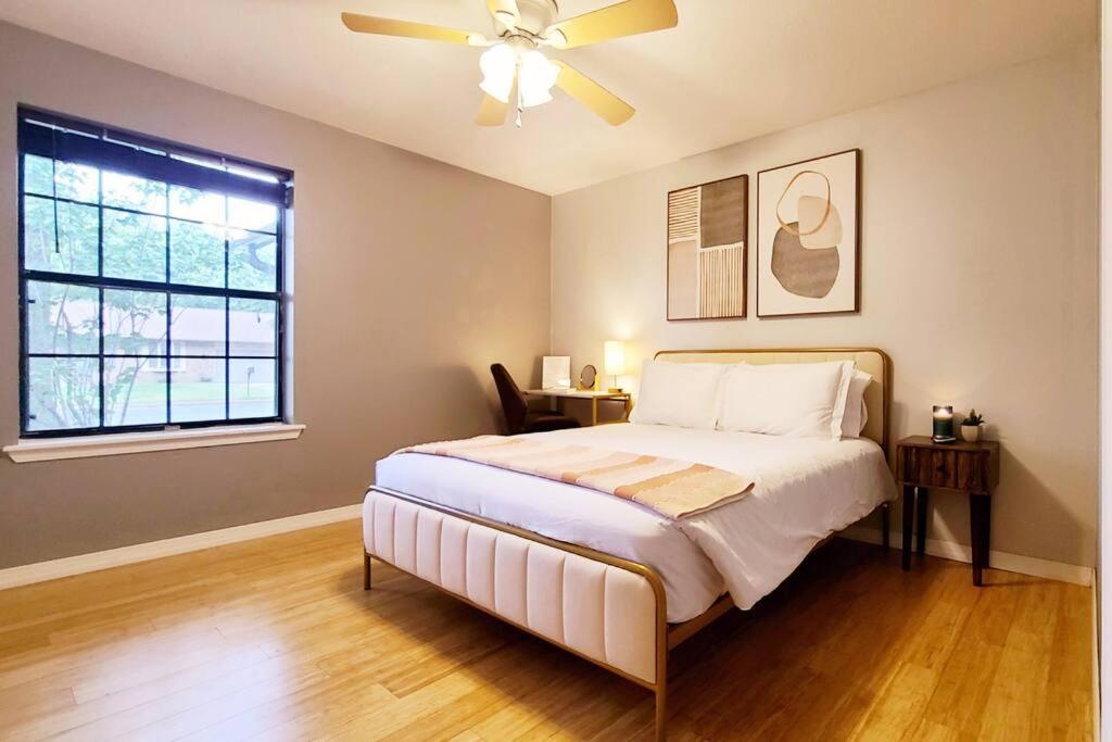 Queen Room with Shared Bathroom photo 1
