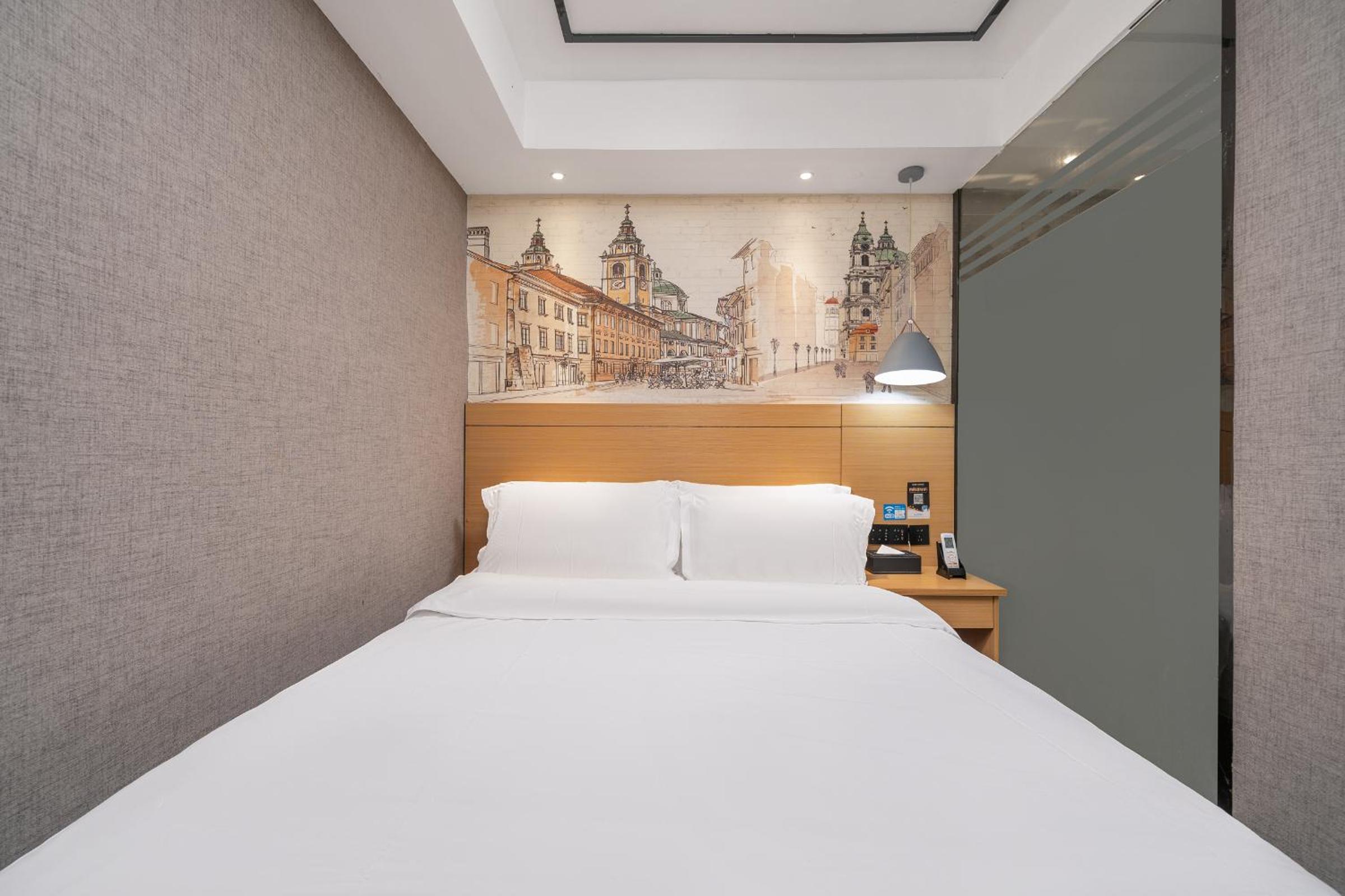 Standard Queen Room