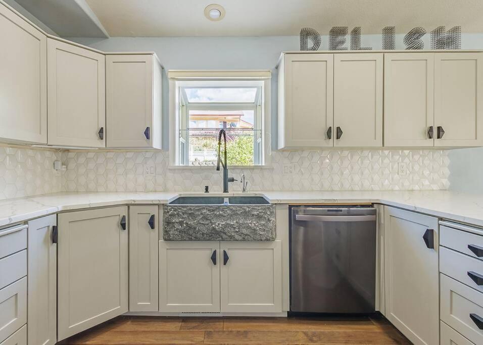 Three-Bedroom House photo 2