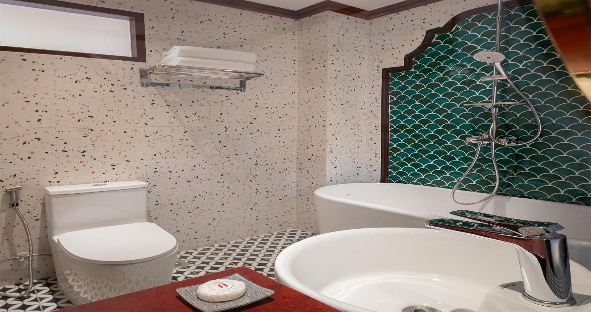 Premier with Bathtub (24 Hours Use of Room) - Photo 6