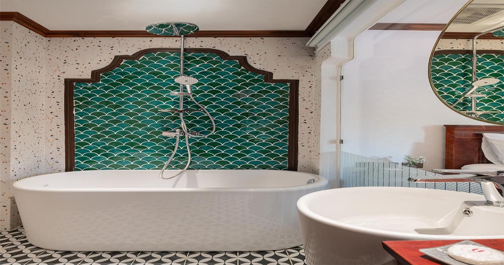 Premier with Bathtub (24 Hours Use of Room) - Photo 4