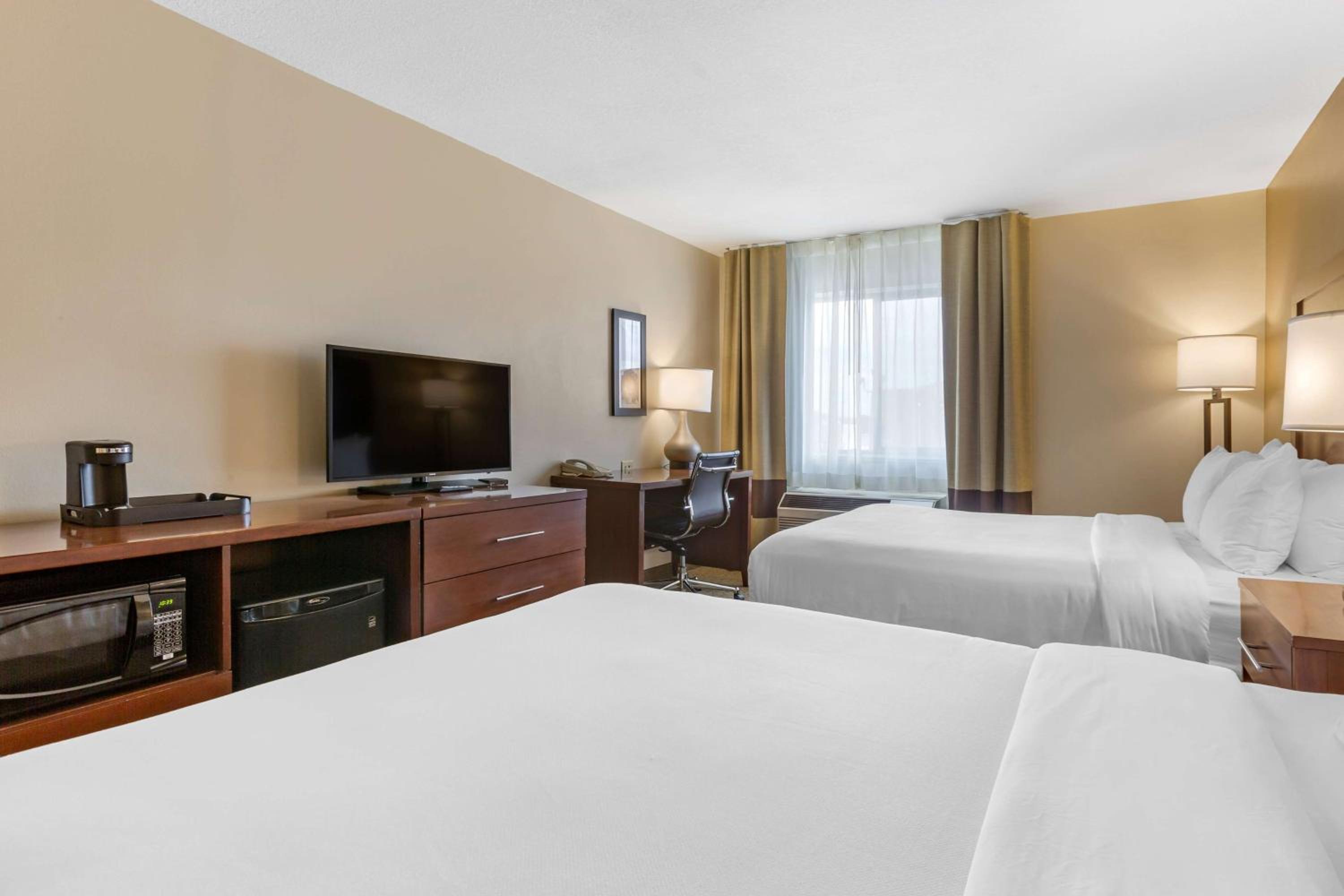 Queen Room with Two Queen Beds - Non-Smoking - Photo 3