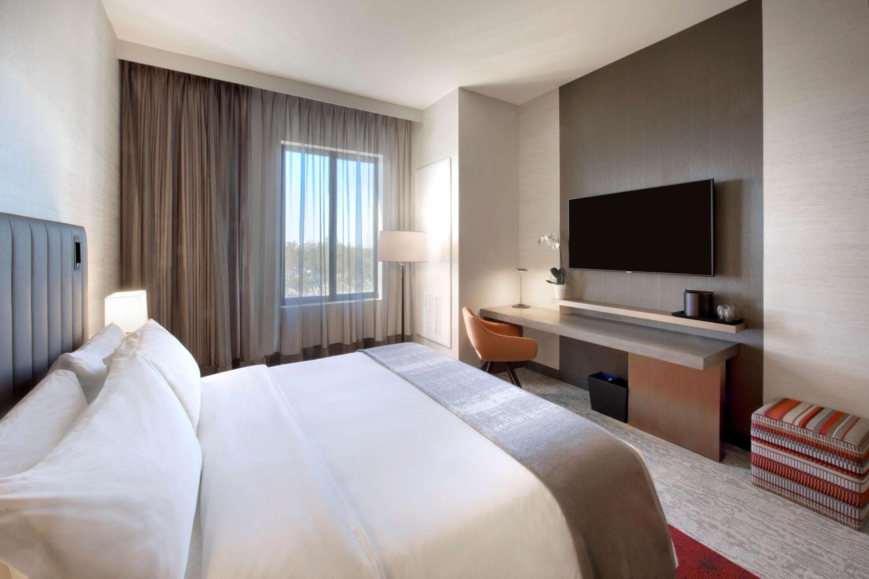 King Room with Accessible Tub - Mobility Access
