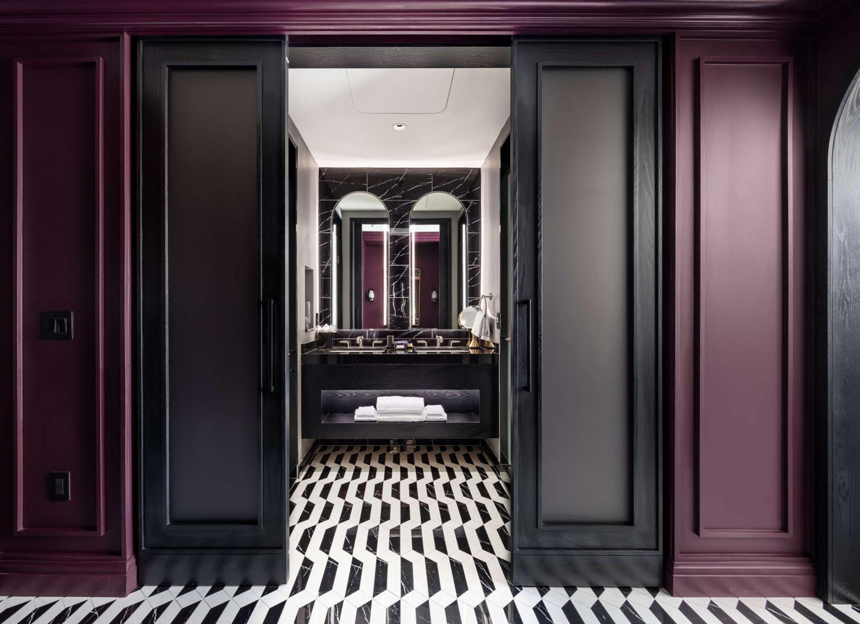 Deluxe King Room - Photo 2