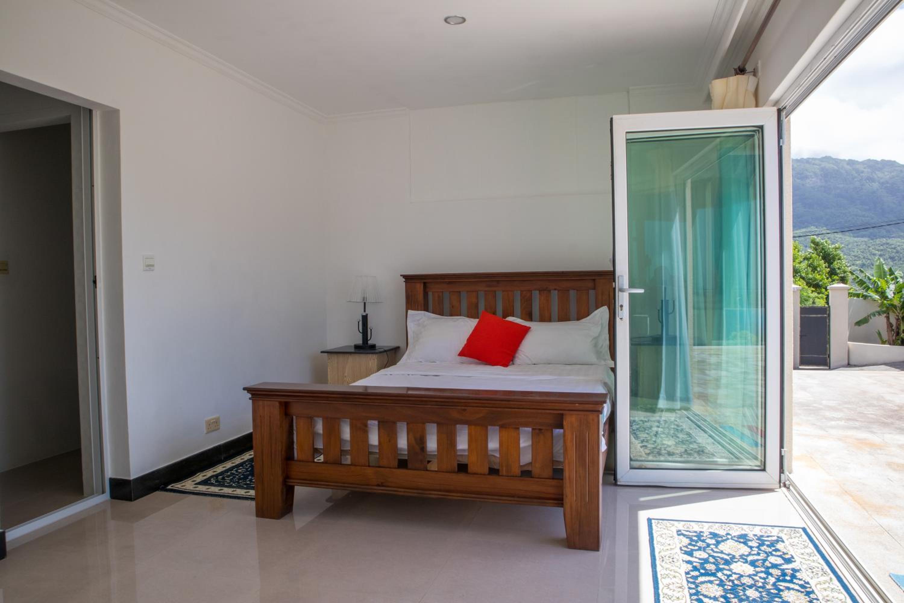Queen Room with Pool View photo 2