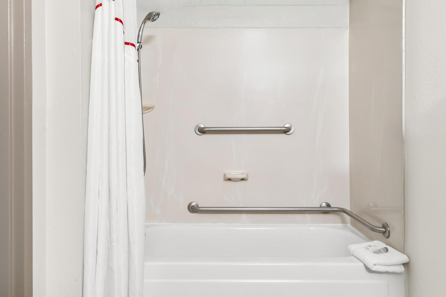 Superior Room with Two Double Beds Disability Access Non-Smoking - Photo 3
