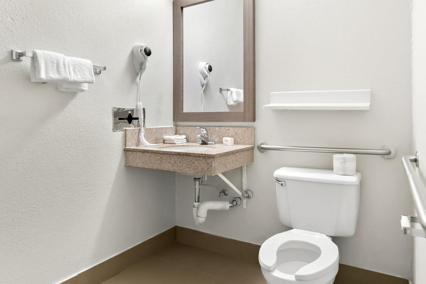 Superior Room With Two Double Beds Disability Access Roll-In Shower Non-Smoking - Photo 8