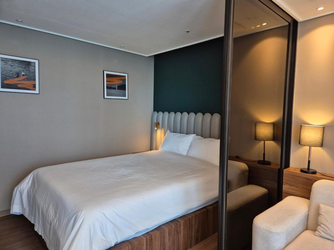 Deluxe Double Room with Side Sea View