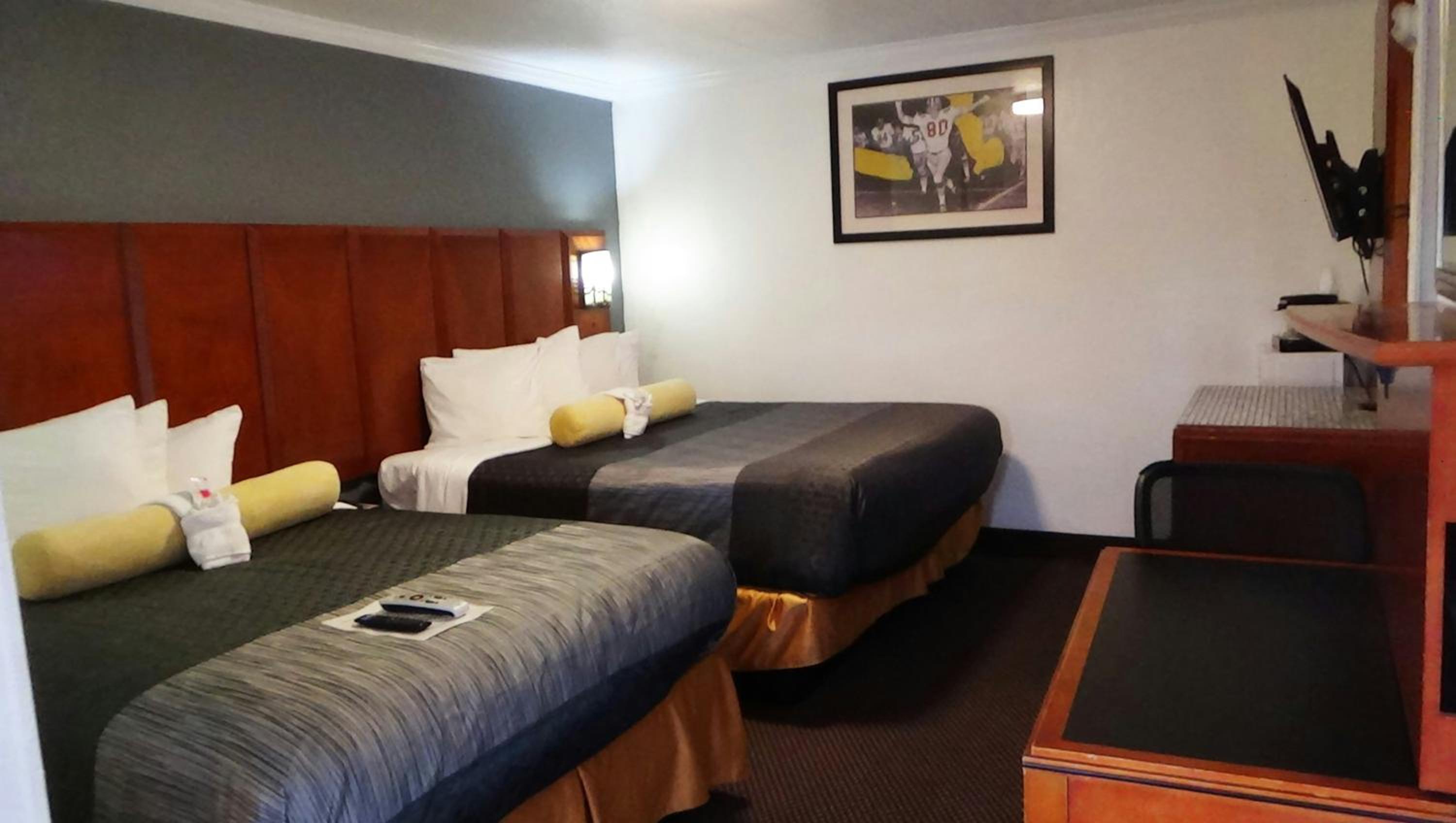 Superior Queen Room with Two Queen Beds photo 2