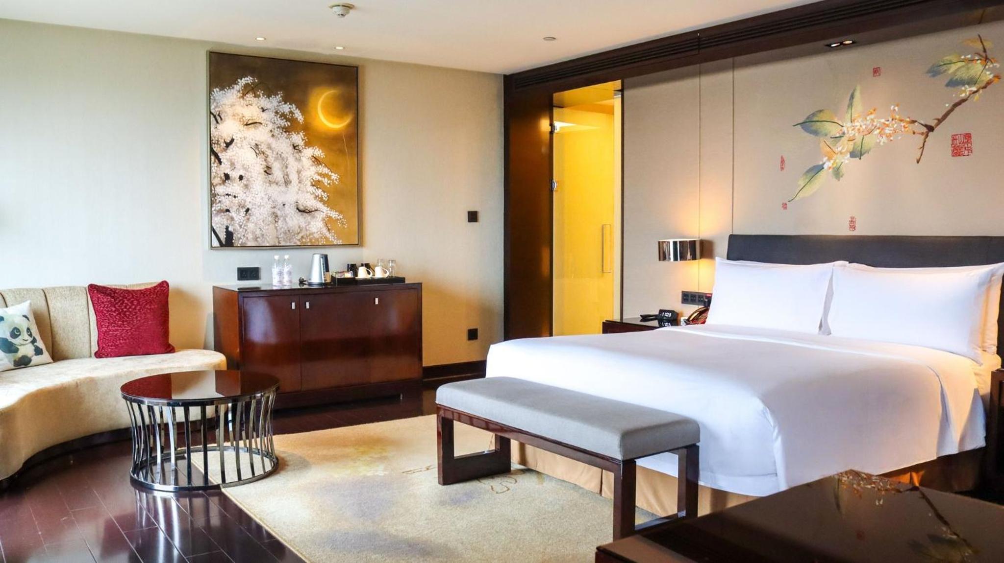 Premium King Room - Photo 5