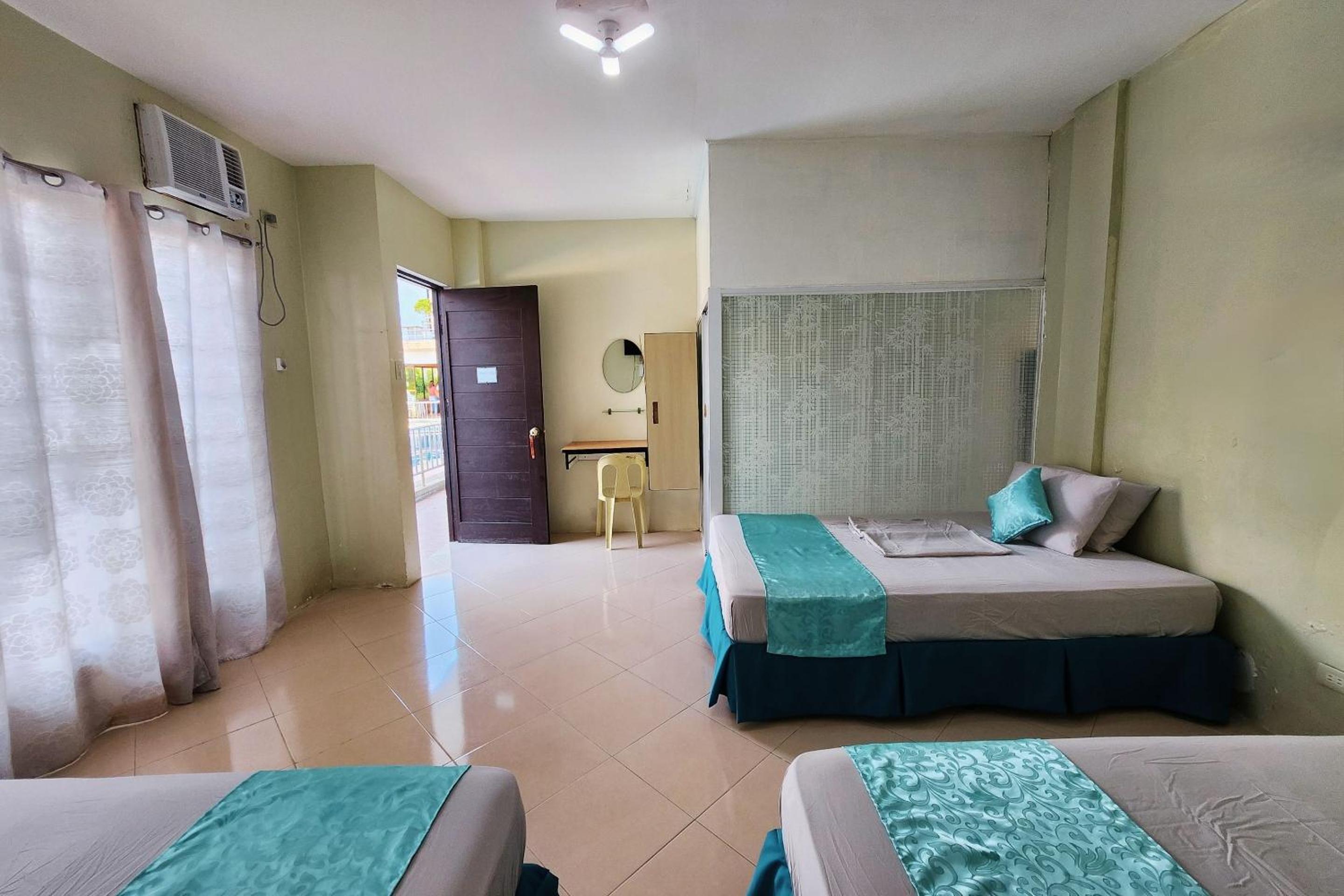 Deluxe Family Room - Photo 2