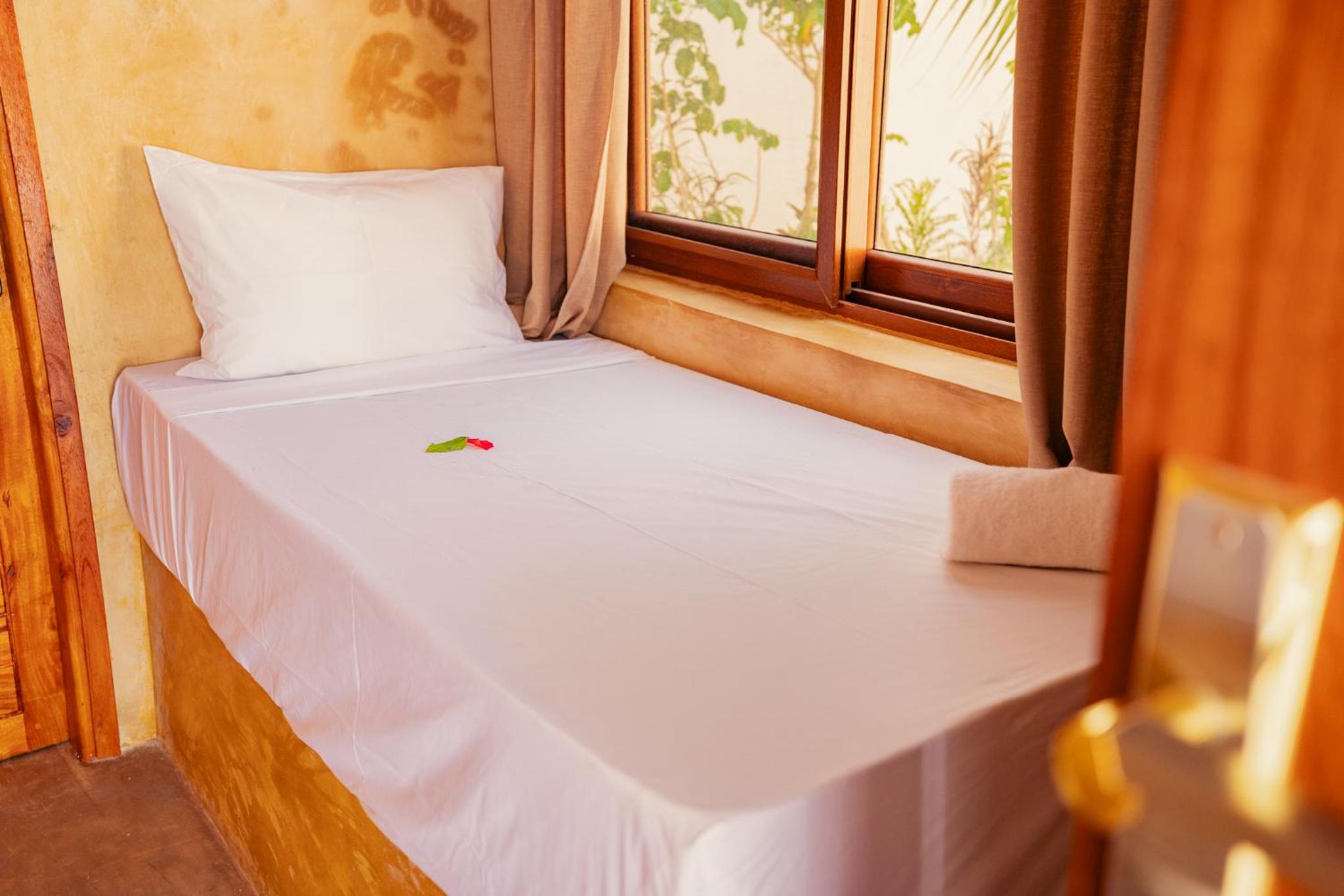 Triple Room with Pool View - Photo 6
