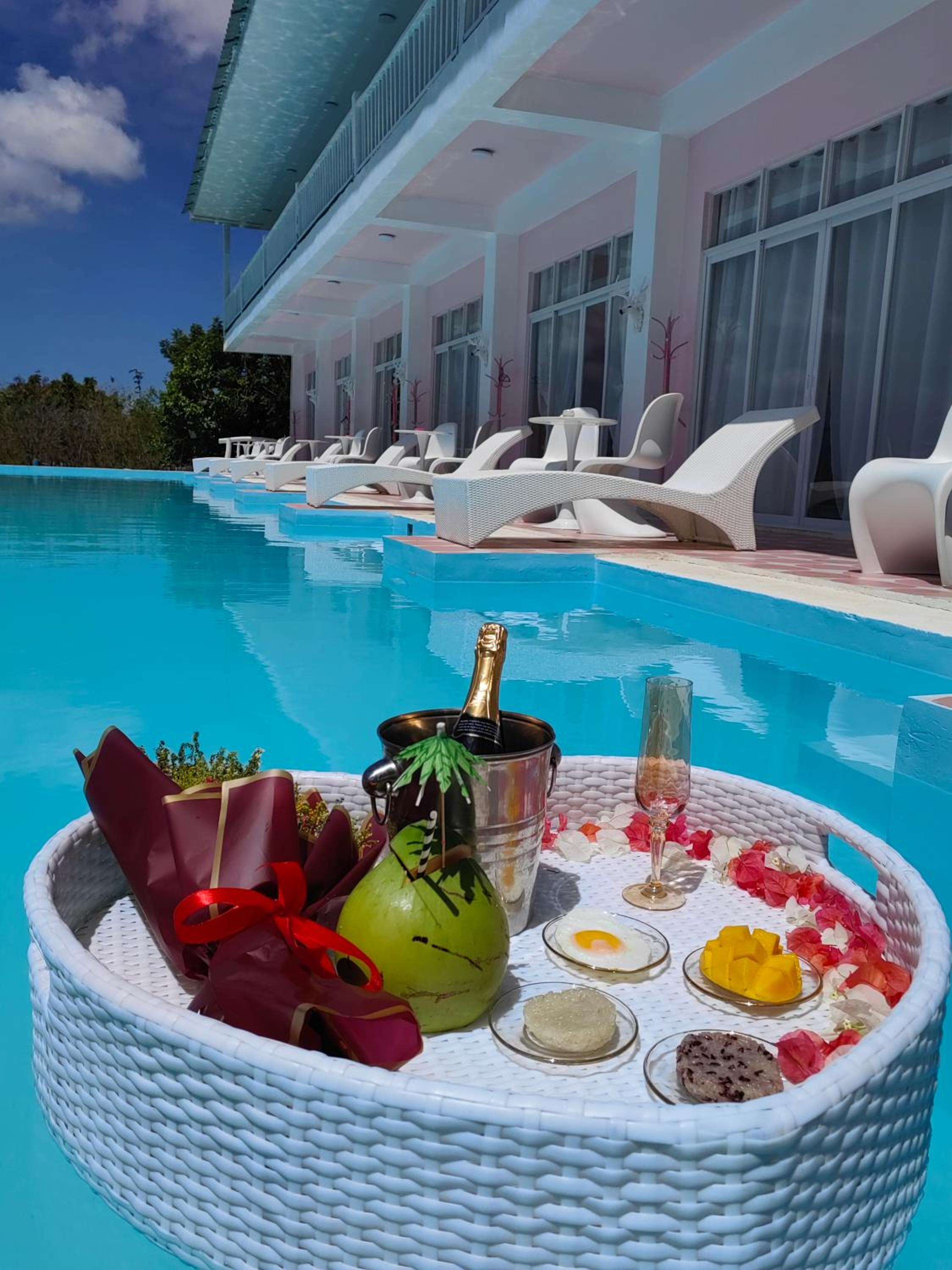 Double Room with Pool View - Photo 4