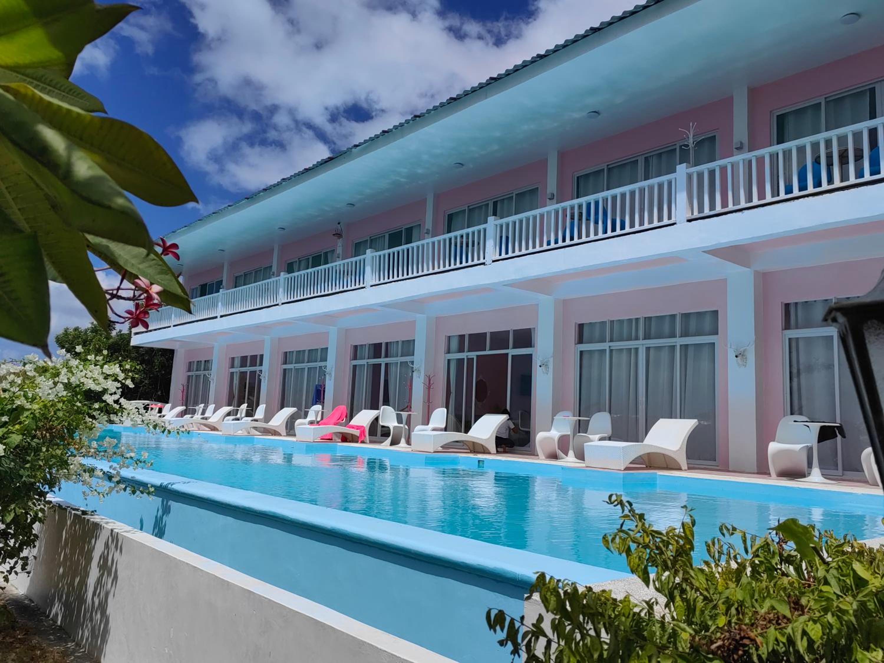 Double Room with Pool View - Photo 7