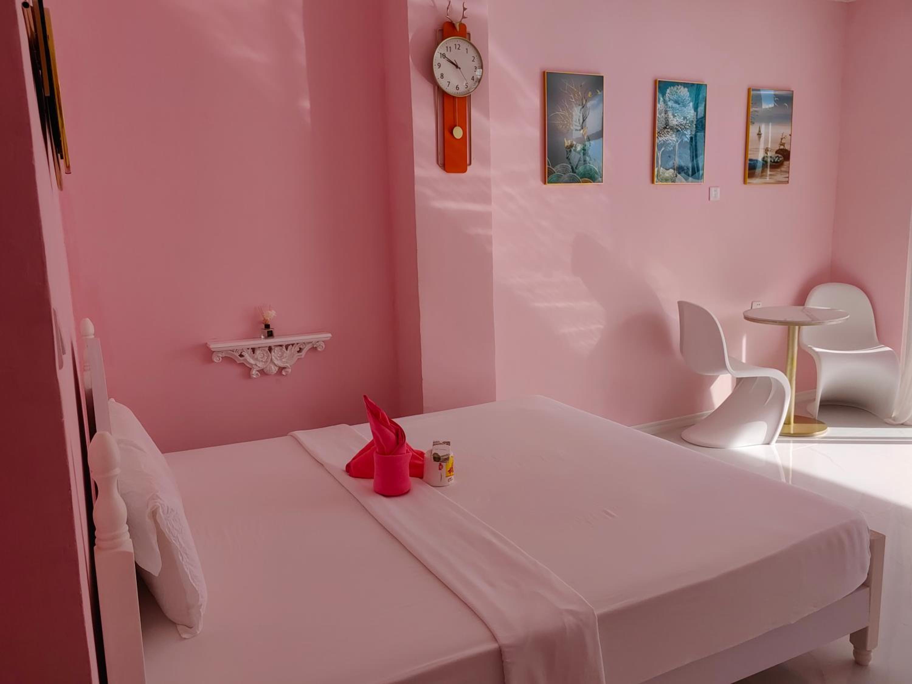 Double Room with Pool View - Photo 10