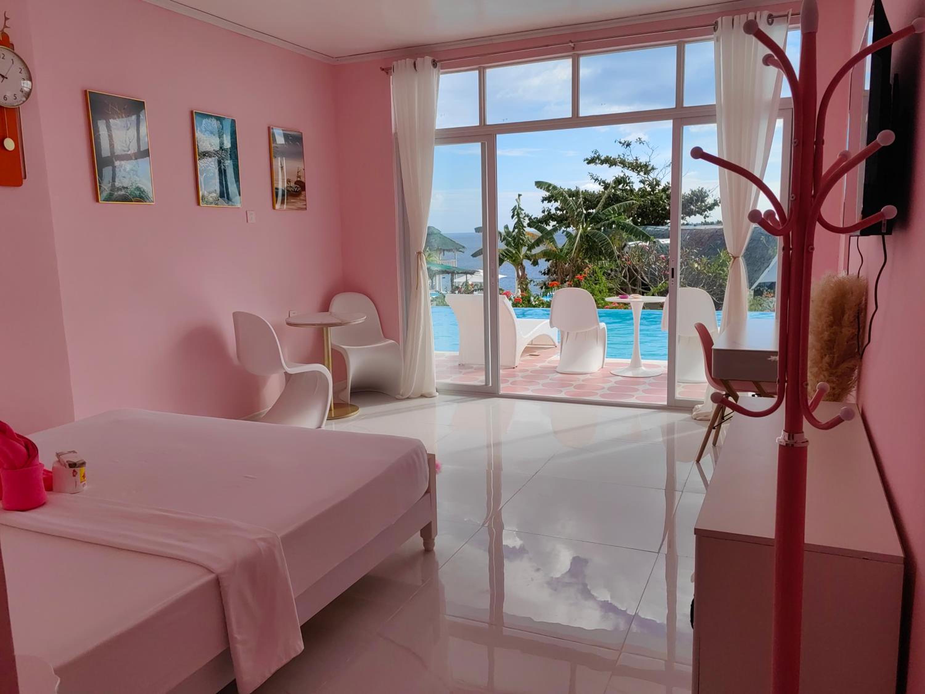 Double Room with Pool View - Photo 9