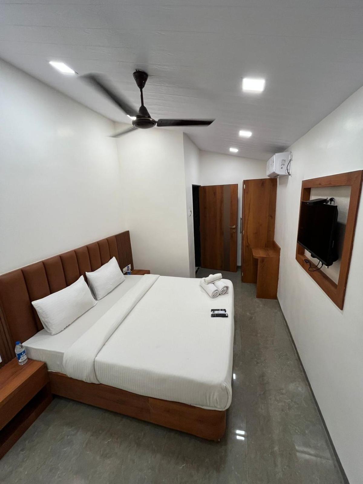 Three-Bedroom Villa - Photo 9