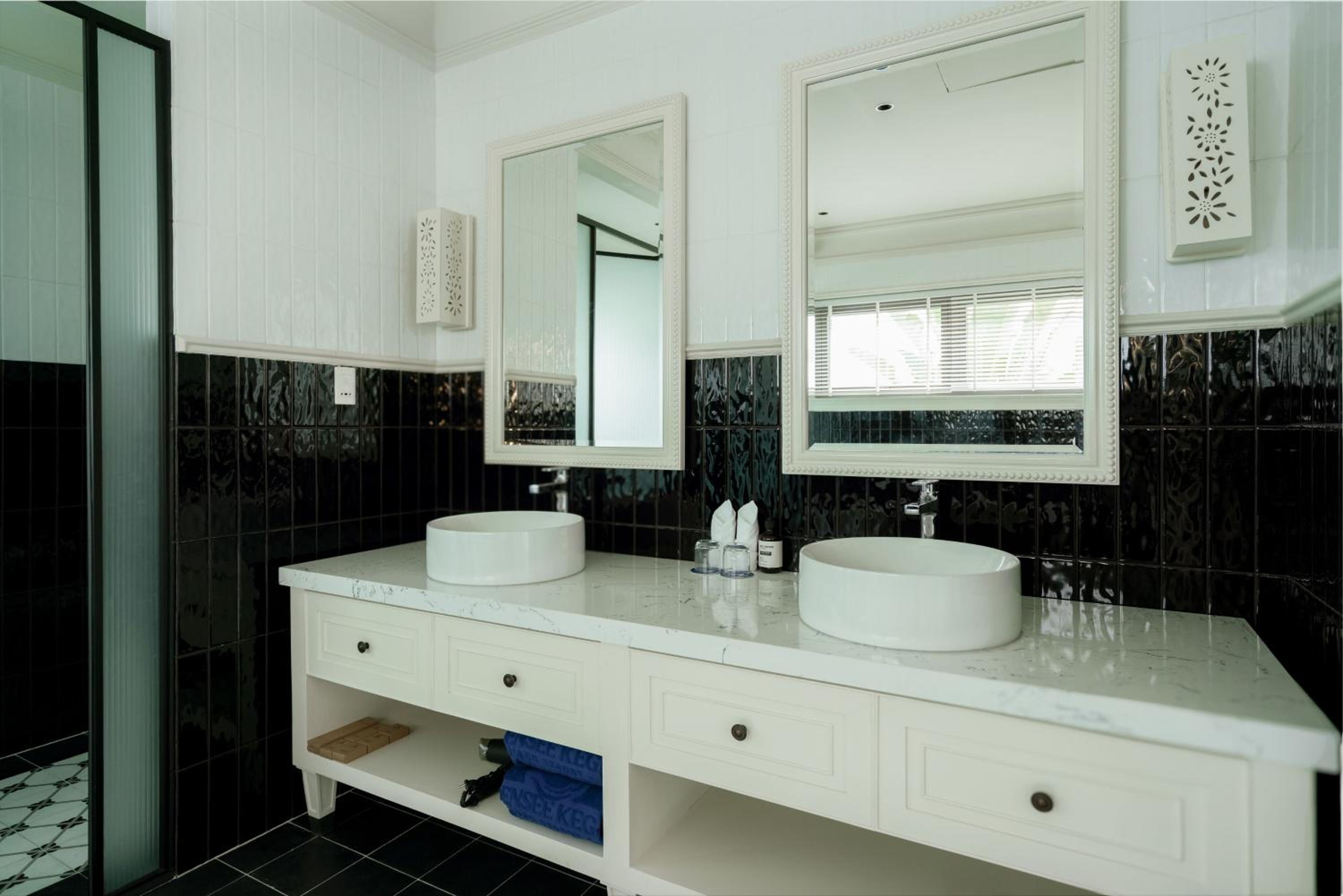 Shared Villa Room - Double or Twin Room - Photo 7